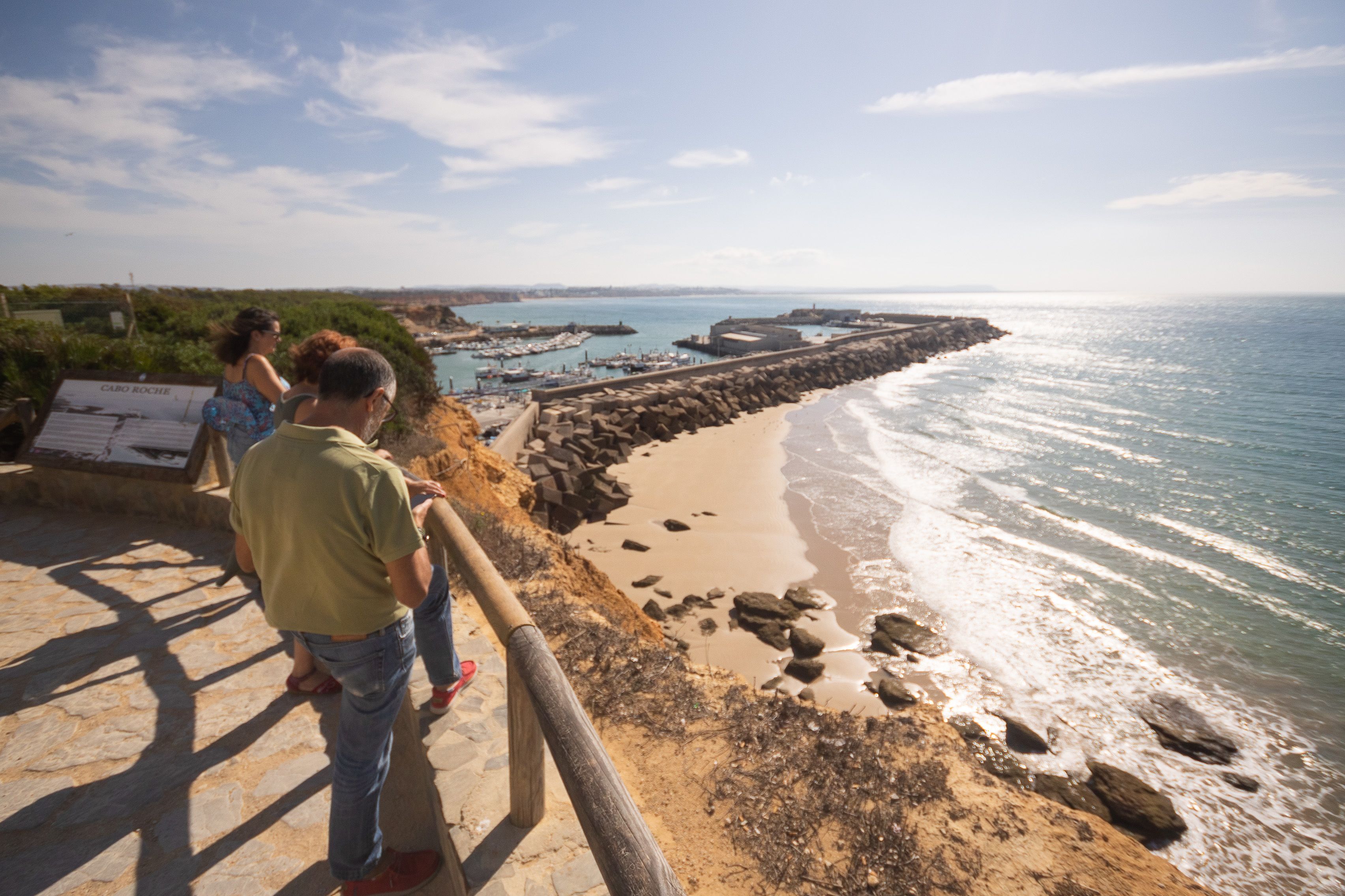 Visitantes en el mirador de Faro de Roche, con el puerto de Conil a sus pies.