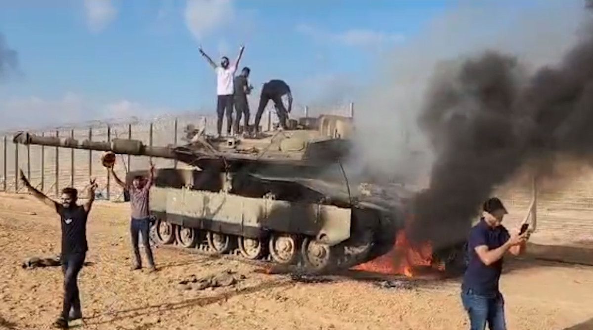 Soldados palestinos atacan un tanque en Israel. Soldados palestinos atacan un tanque en Israel.