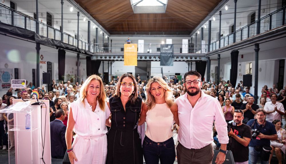 Yolanda Díaz, entre Jorge Rodríguez, Gil de Reboleño y la presentadora del acto.   PEDRO RUIZ