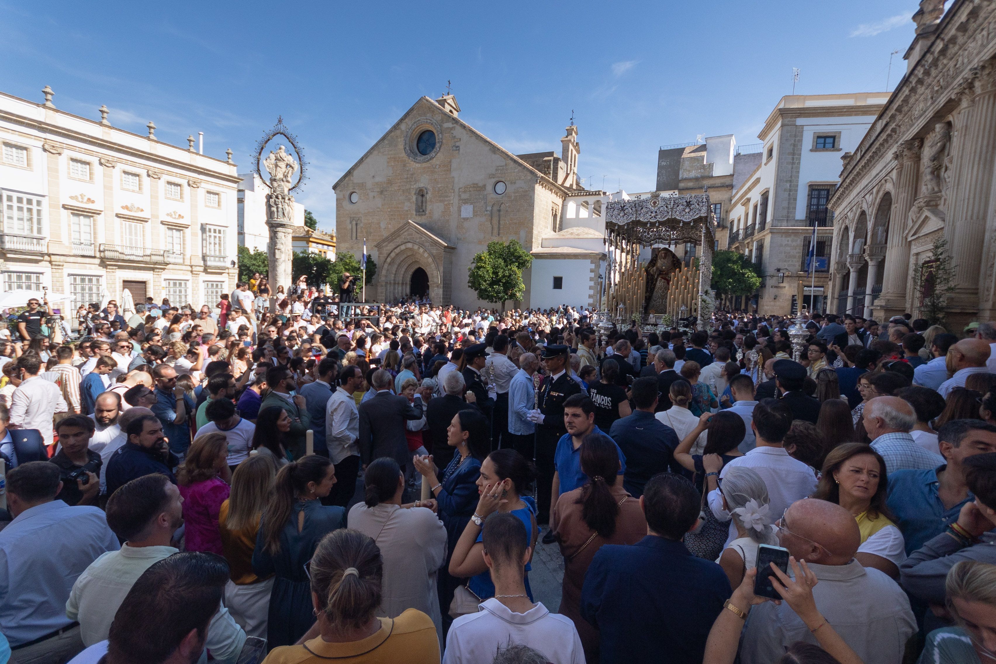 Alquiler de sillas online para conseguir una de las 15.000 sillas para la Magna de Jerez. El palio con La Estrella en Asunción yendo a la Catedral para su coronación.