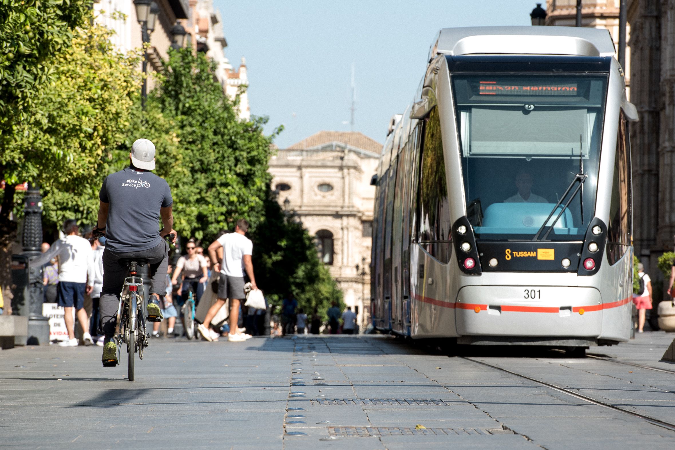 Una persona en el carril bici en Sevilla, cuyas mejoras se incluyen en el presupuesto.