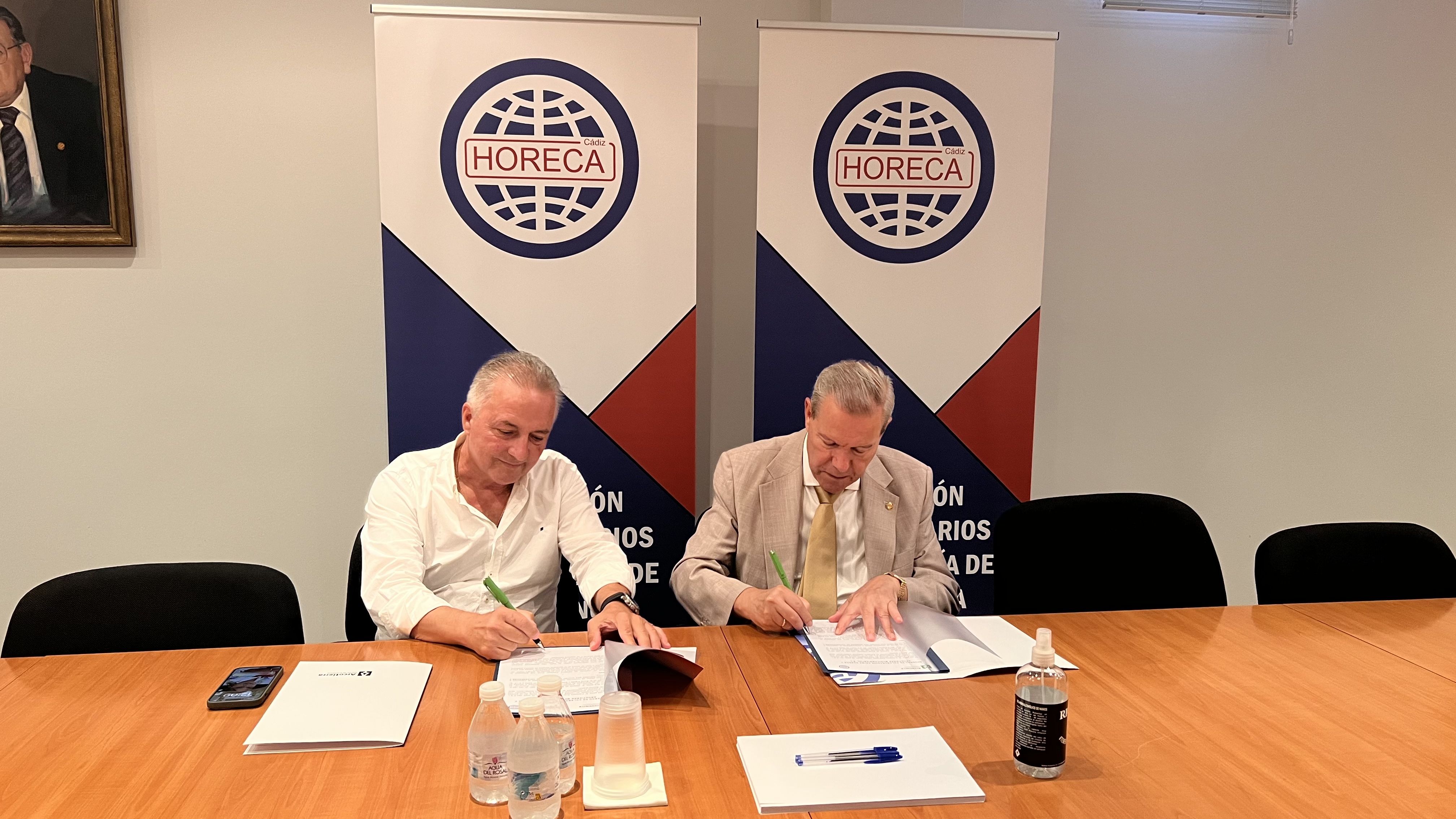 Firma del acuerdo entre Horeca y Arcotierra Medioambiental.