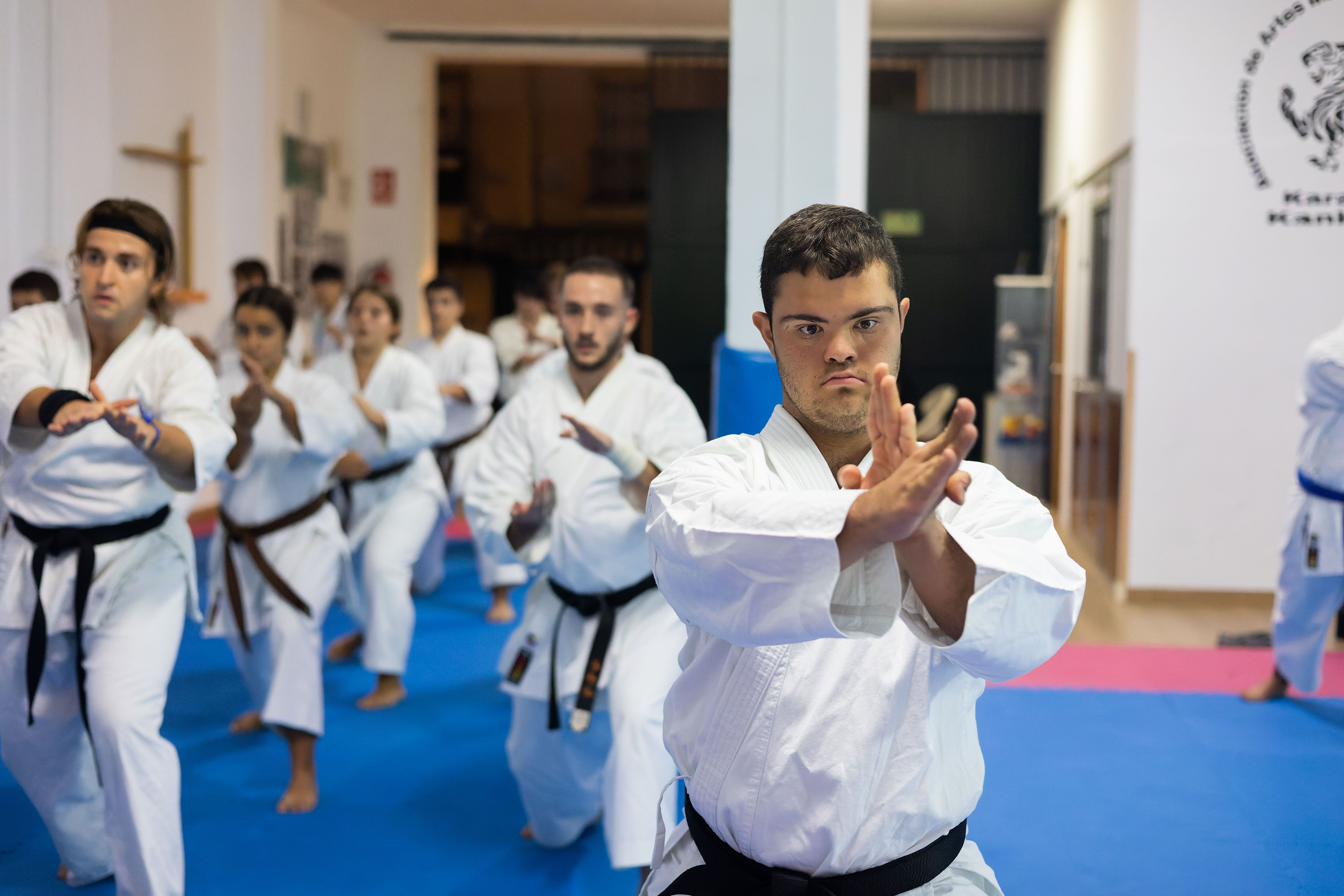Entrenamiento de los karatecas en el dojo de Ismael.