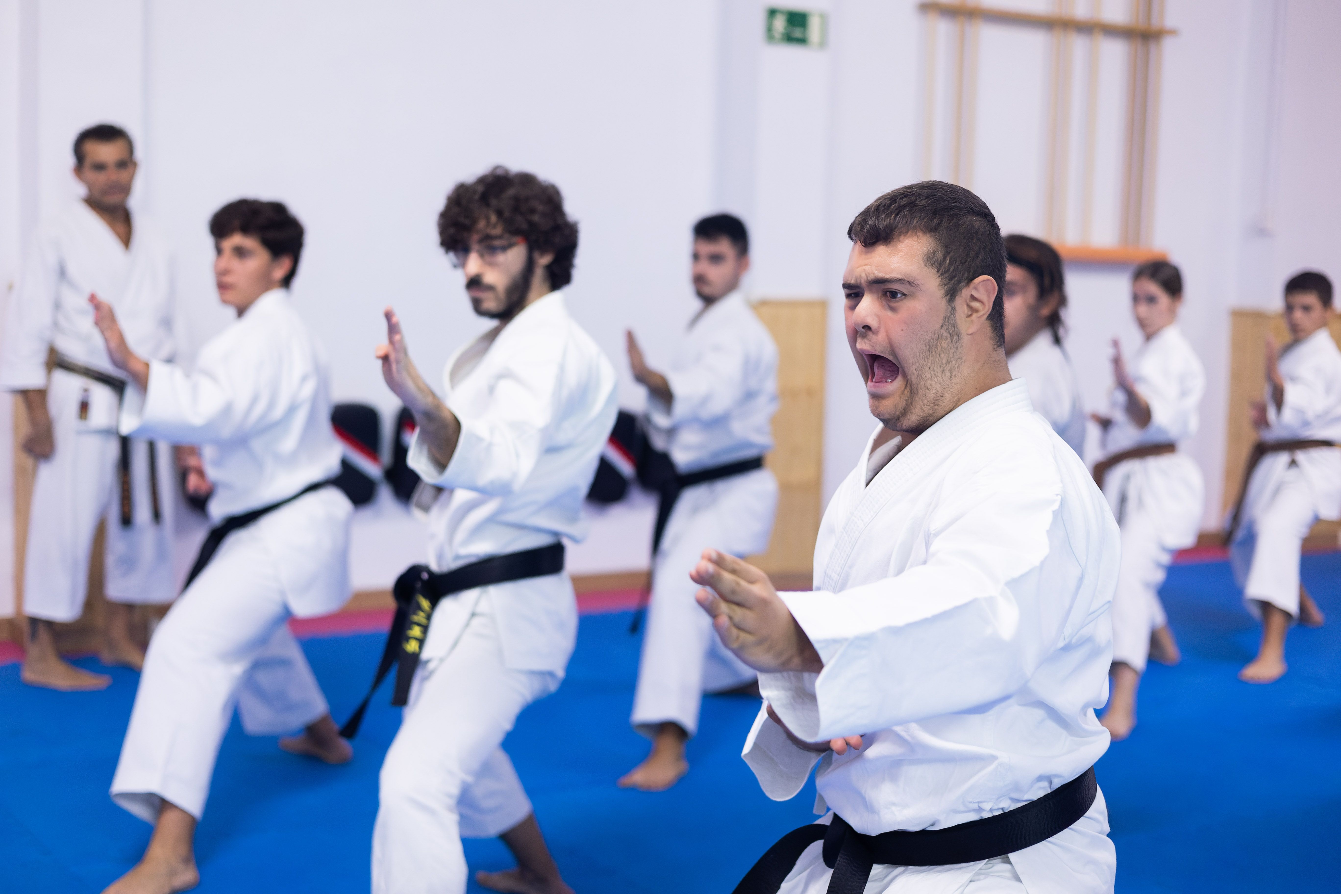 El jerezano entrena junto a sus compañeros en el dojo.
