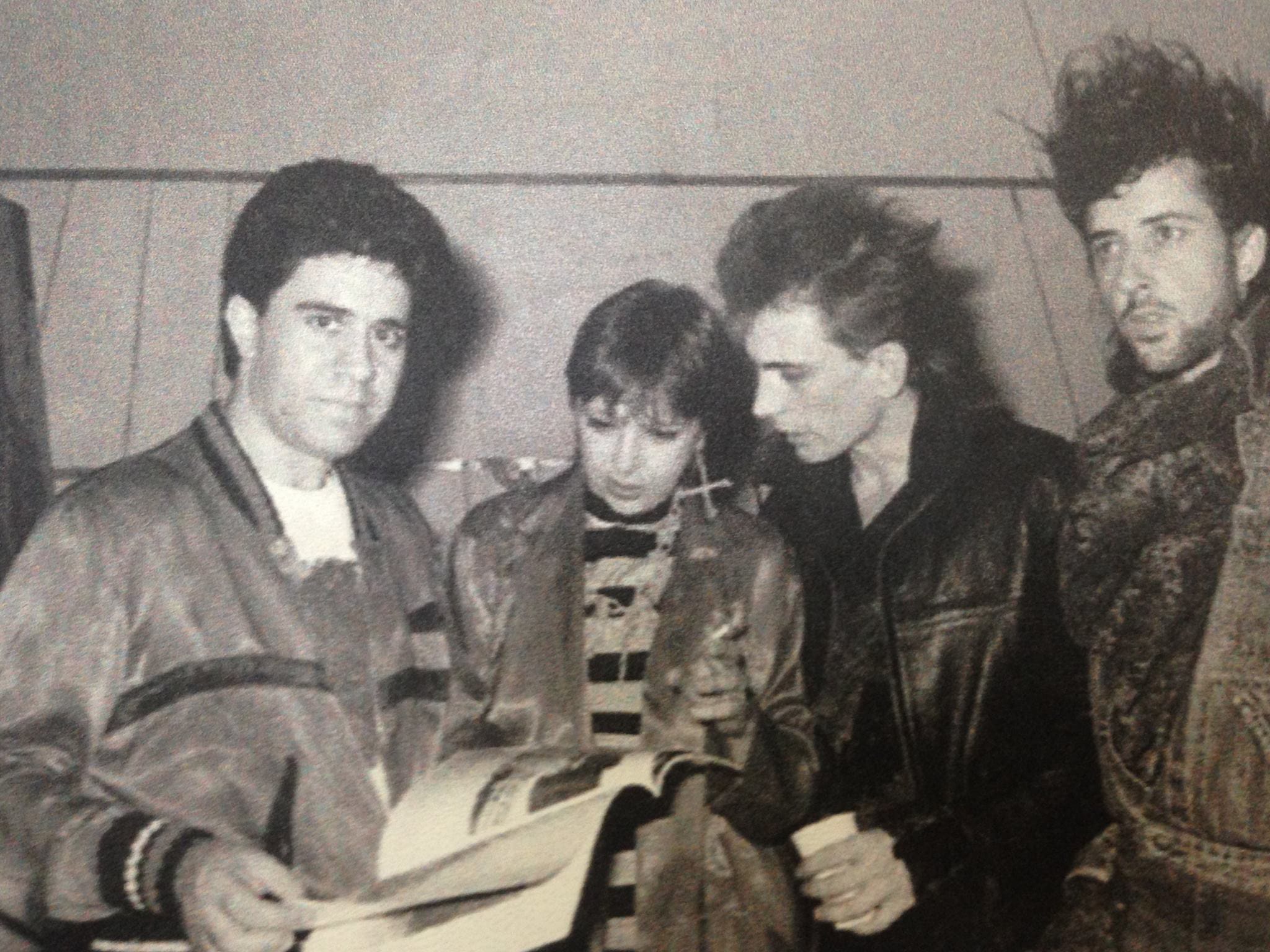 Pedro Almodóvar con Olvido Gara ,Juan Carrero y McNamara.