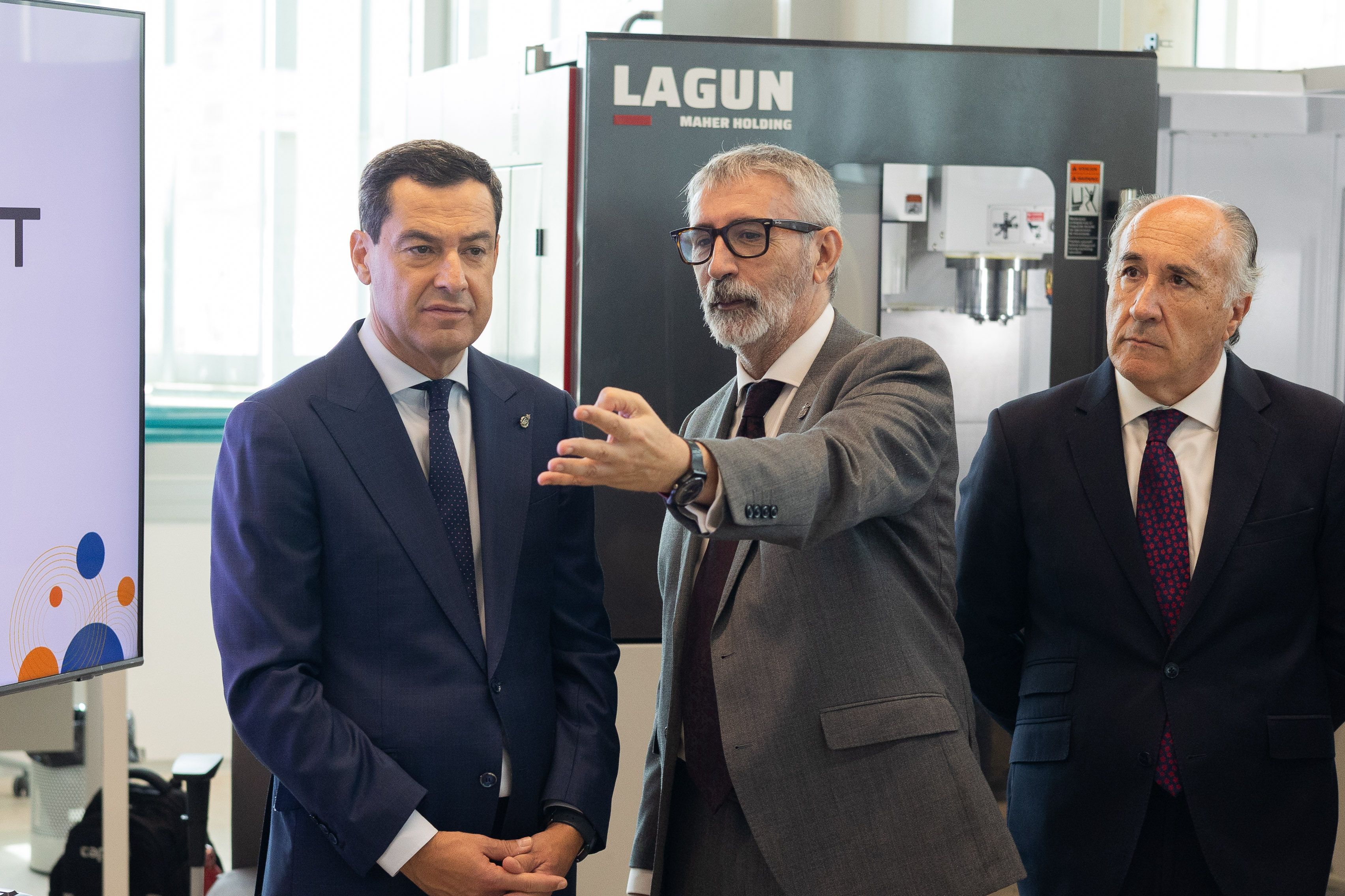 Ya en el centro de investigación UCA-SEA de Algeciras, entre el presidente de la Junta y el alcalde José Ignacio Landaluce.