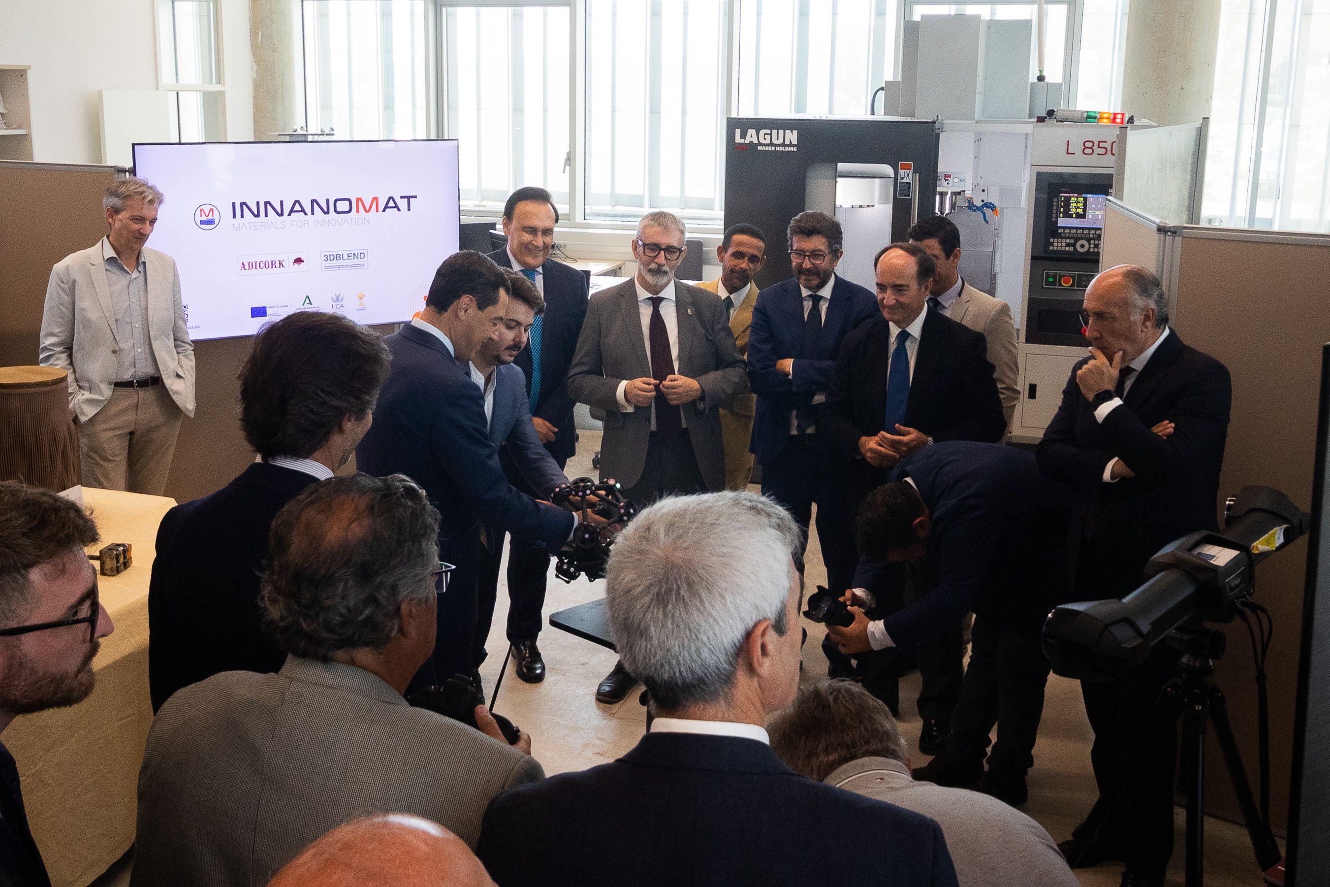 Visita a uno de los laboratorios del centro UCA-SEA en el Llano Amarillo de Algeciras.