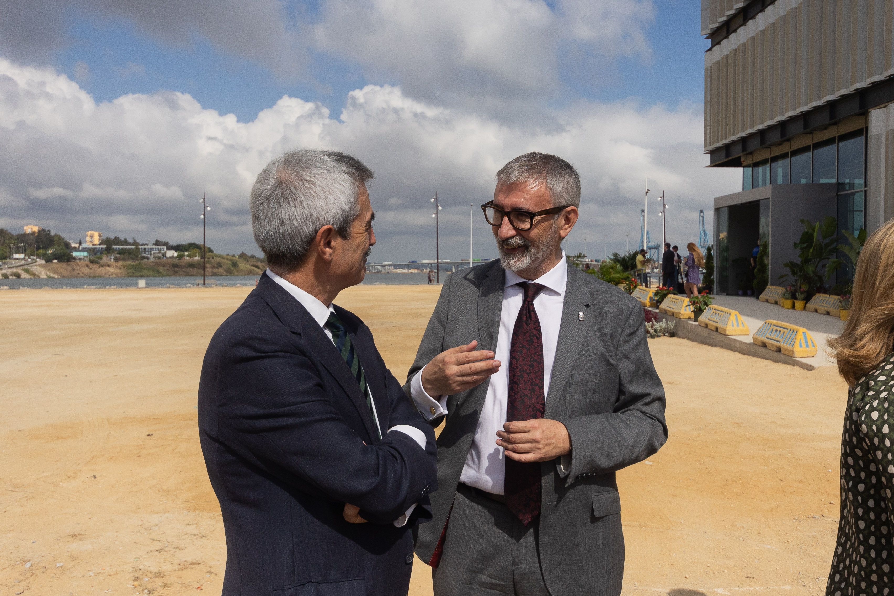 En el espacio portuario Llano Amarillo, de Algeciras, a la espera de la llegada de Juanma Moreno a la inauguración.