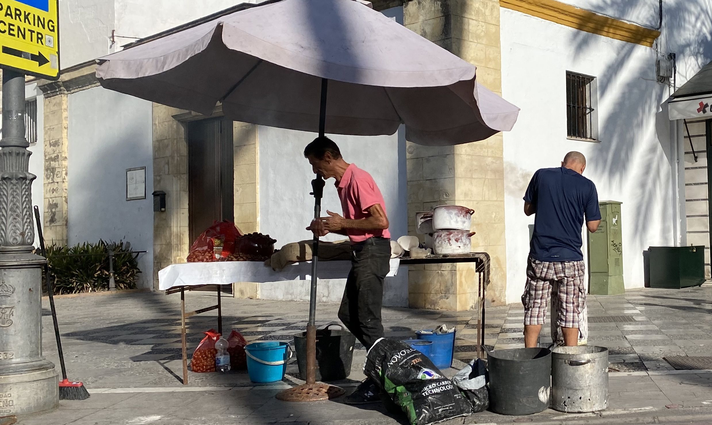 Un puesto de castañas, a más de 30 grados, en Santo Domingo, en pleno centro de Jerez, este jueves por la tarde.
