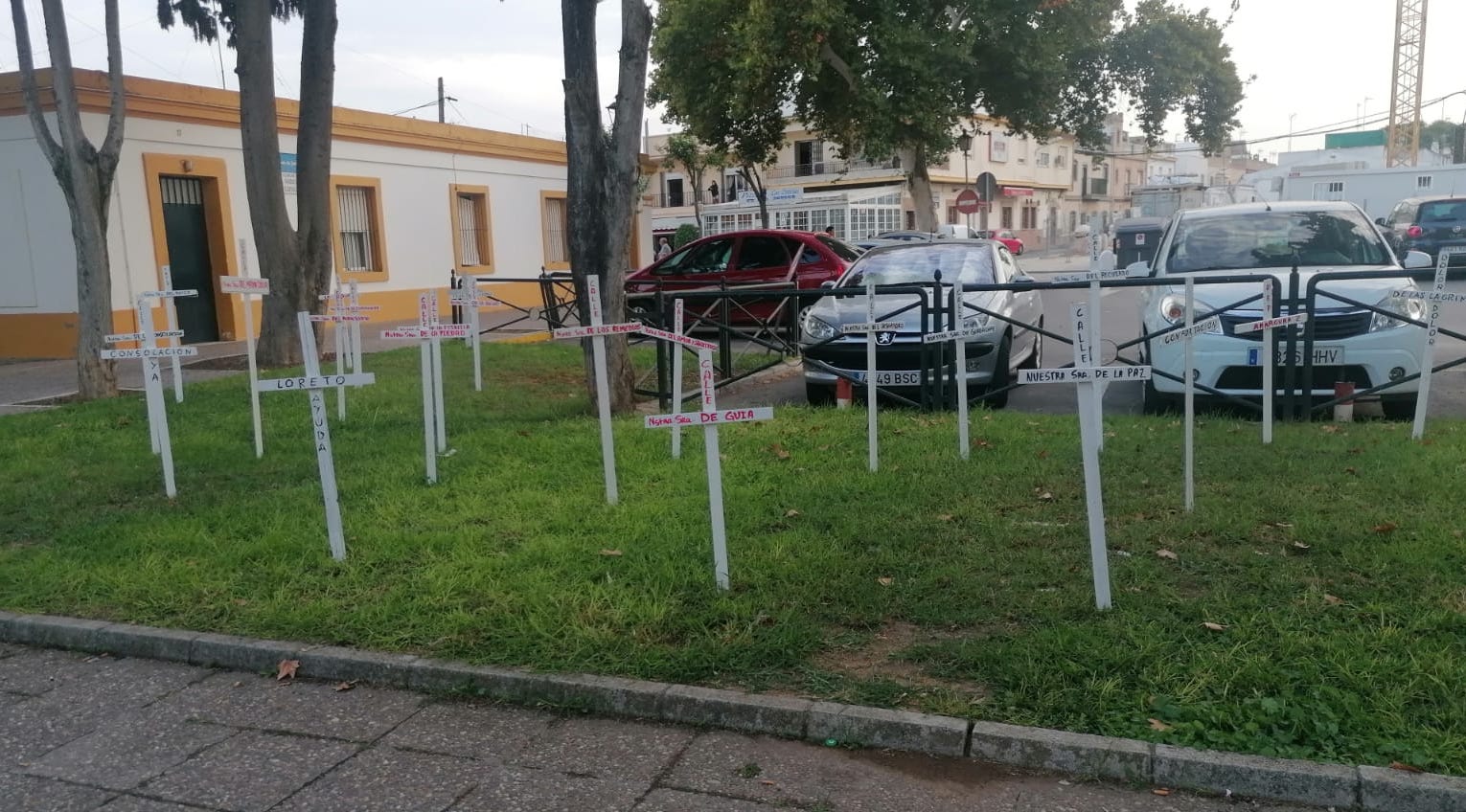 Cruces colocadas por vecinos de La Asunción en una protesta llevada a cabo en el barrio hace unos meses. Cruces colocadas por vecinos de La Asunción en una protesta llevada a cabo en el barrio hace unos meses.