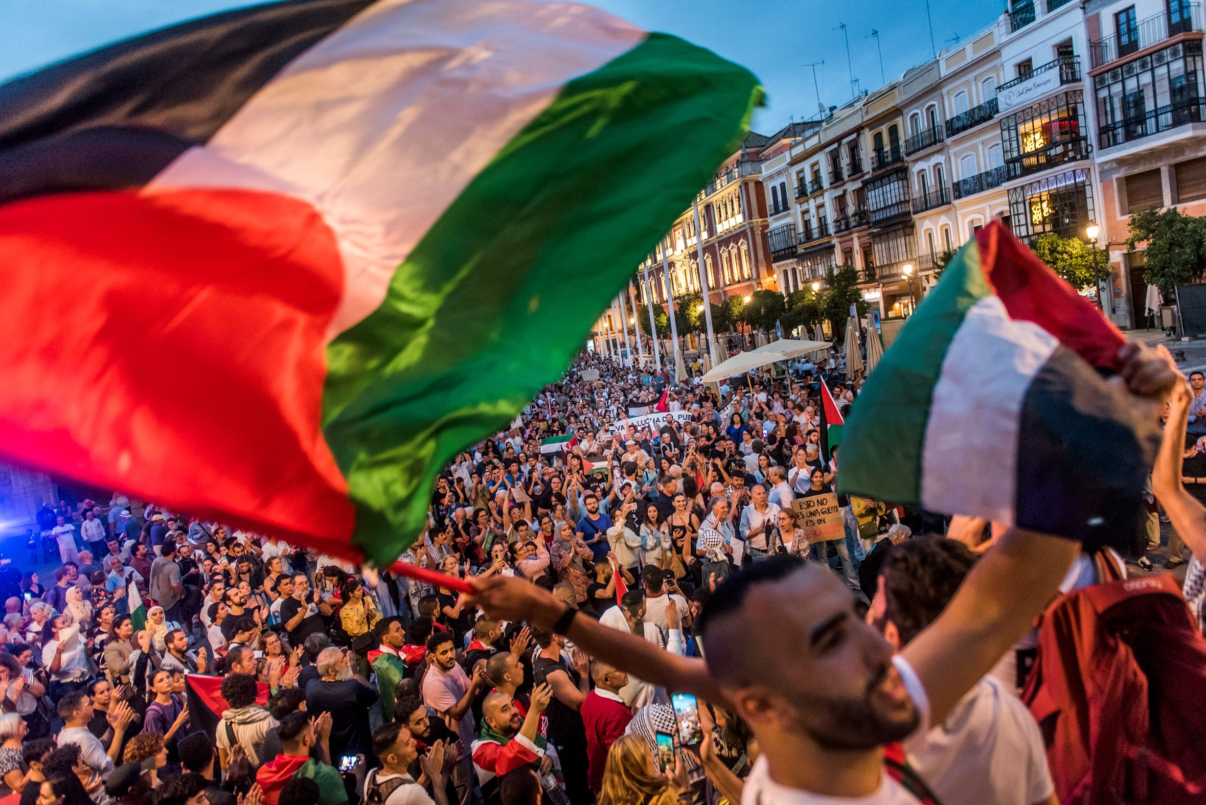Una concentración en Sevilla en apoyo a Palestina por los ataques en Gaza, motivo de la huelga general en España.