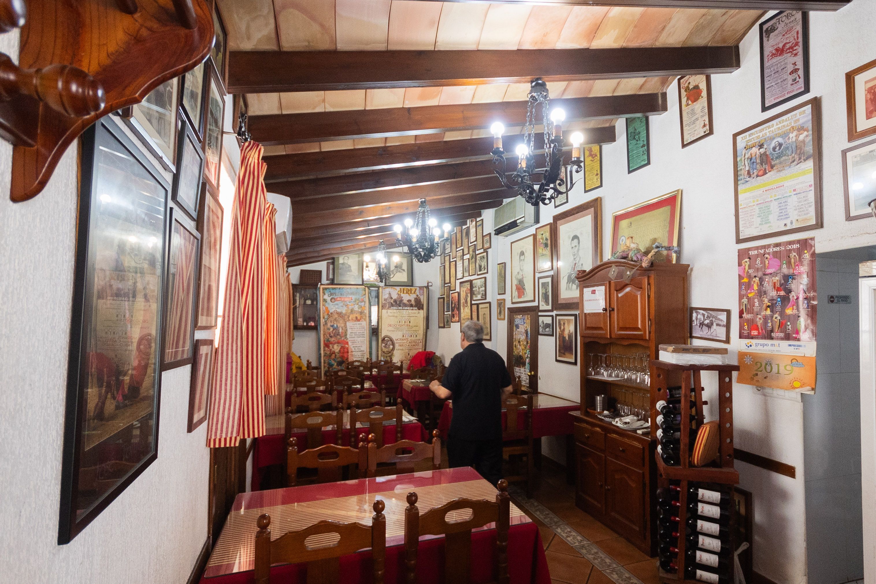 Interior del mesón decorado con ambiente taurino.     MANU GARCÍA