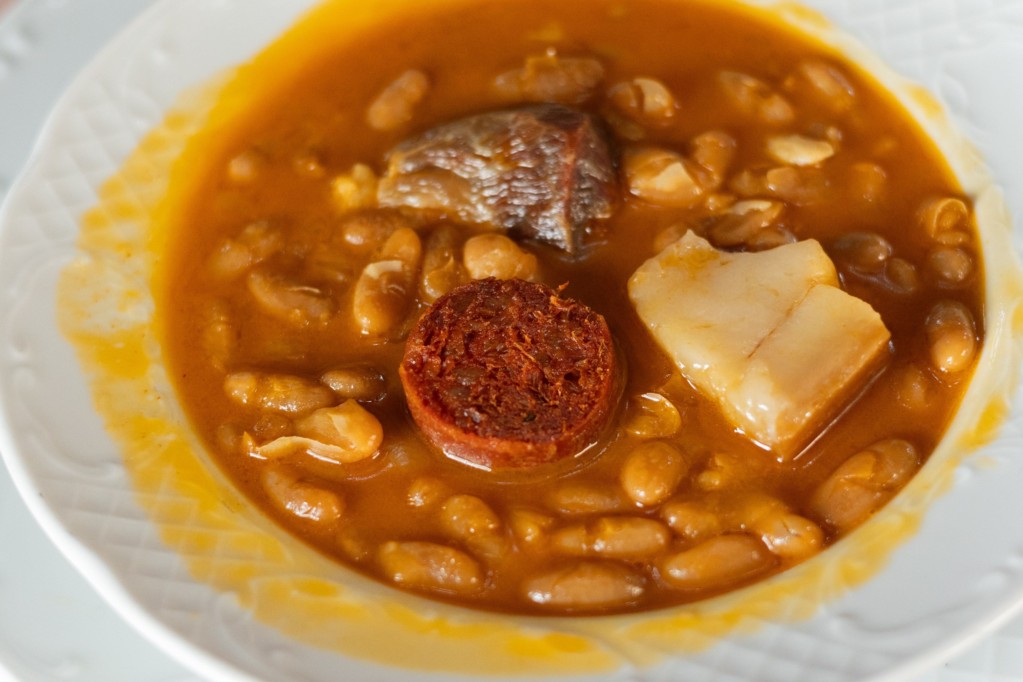 Las alubias con chorizo, el plato del día.    MANU GARCÍA