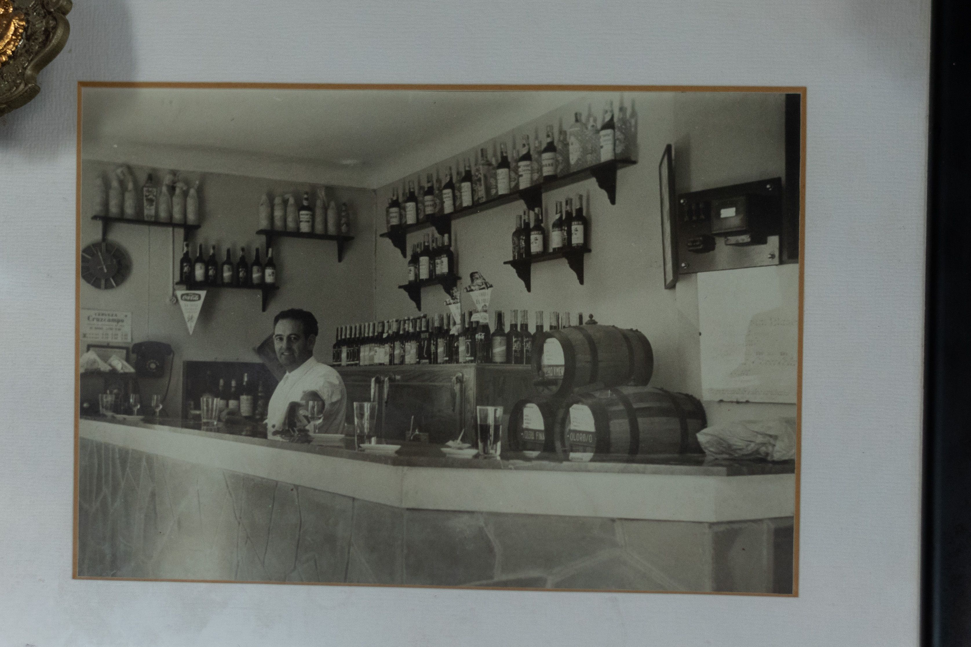 Una de las muchas fotografías que cuelgan en las paredes, esta del antiguo tabanco que fue el origen del mesón.     MANU GARCÍA