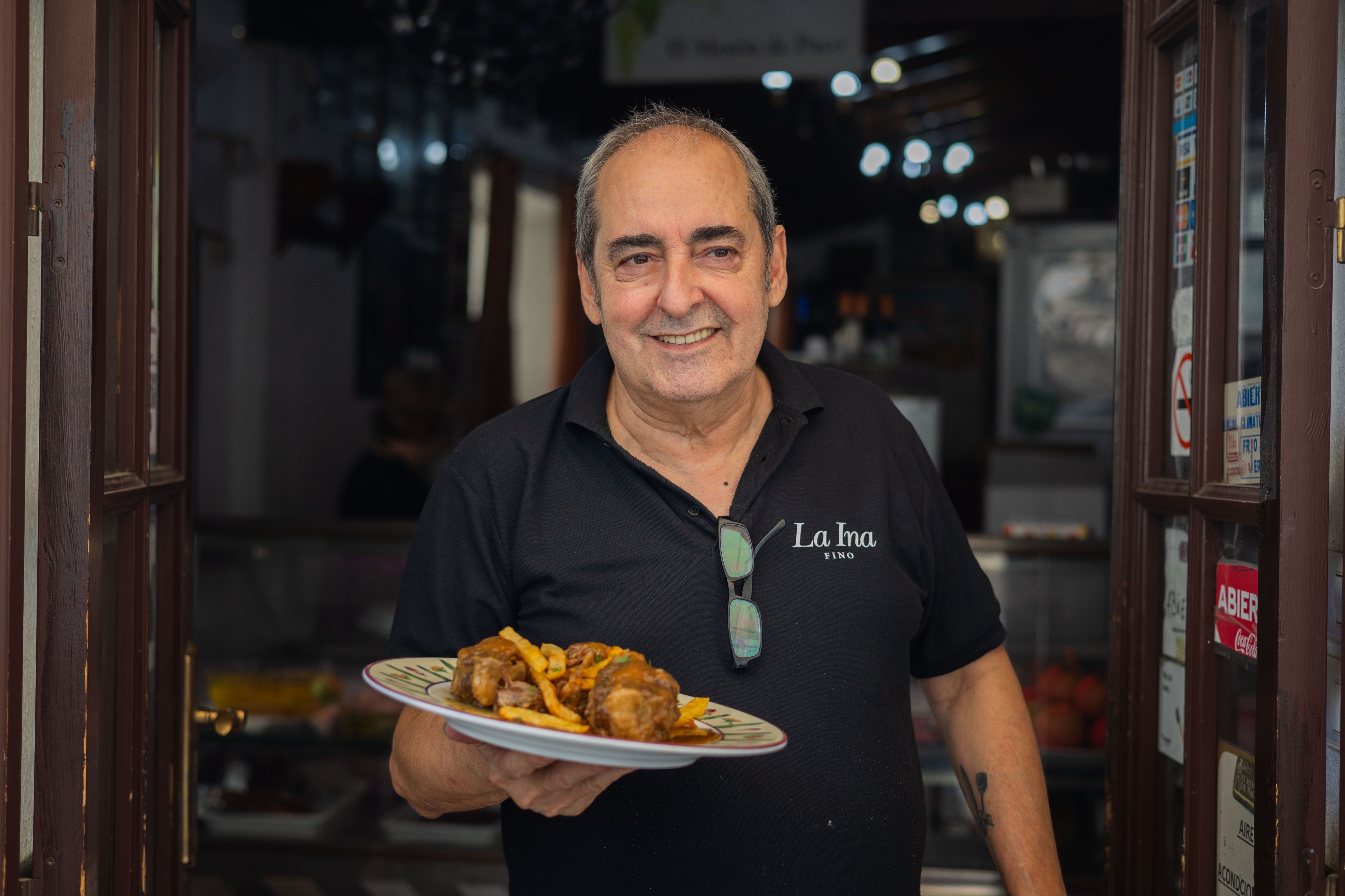 Braza con un plato de carillá, una especialidad de la casa.     MANU GARCÍA