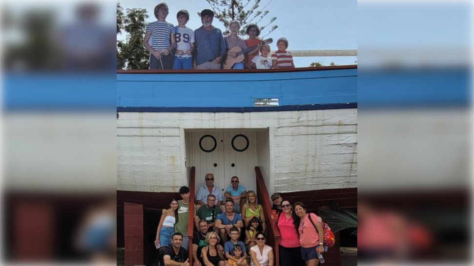 Grupo de seguidores de 'Verano azul', junto al barco de Chanquete. Grupo de seguidores de 'Verano azul', junto al barco de Chanquete.