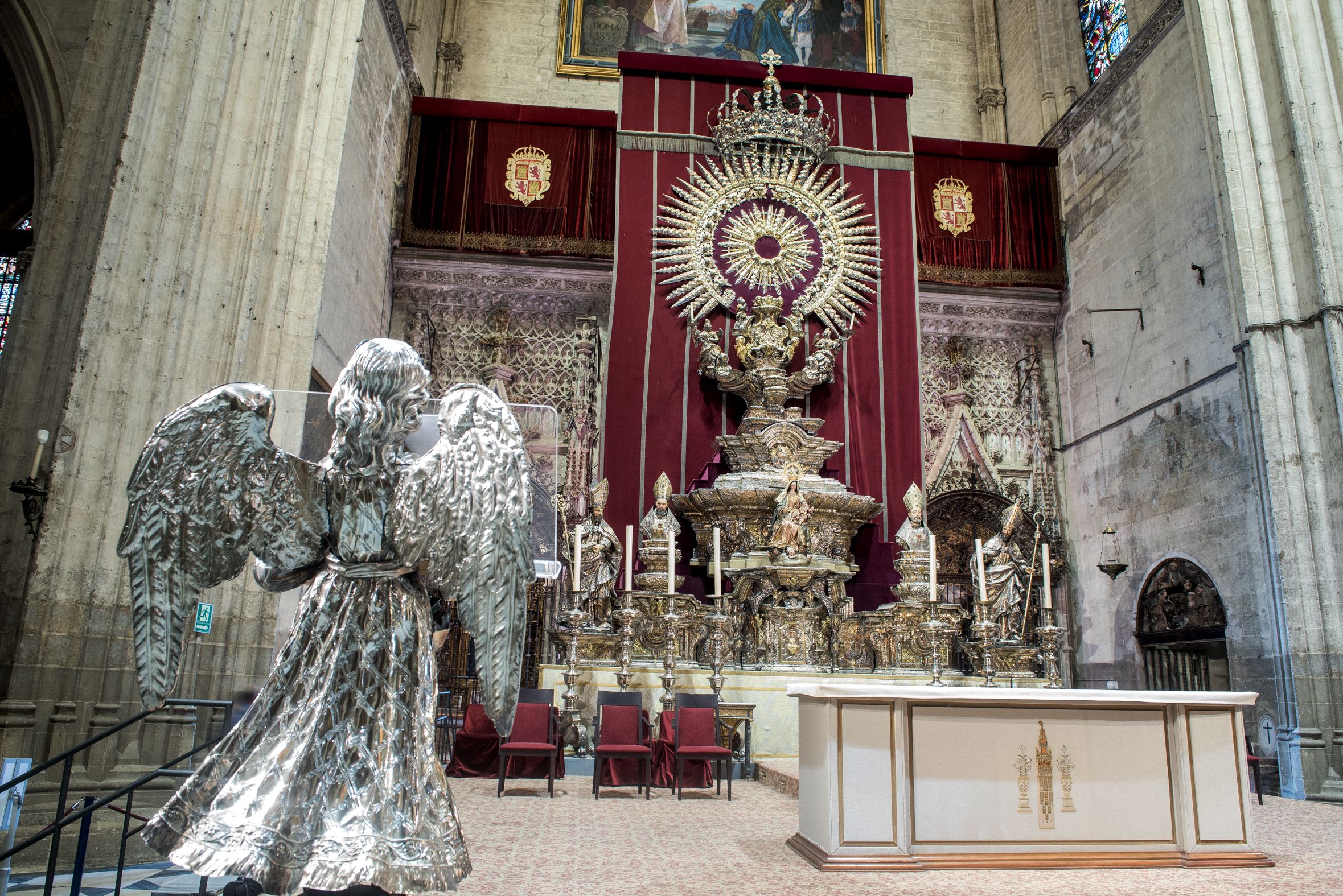 Visión del altar desde otro ángulo.      MAURI BUHIGAS  