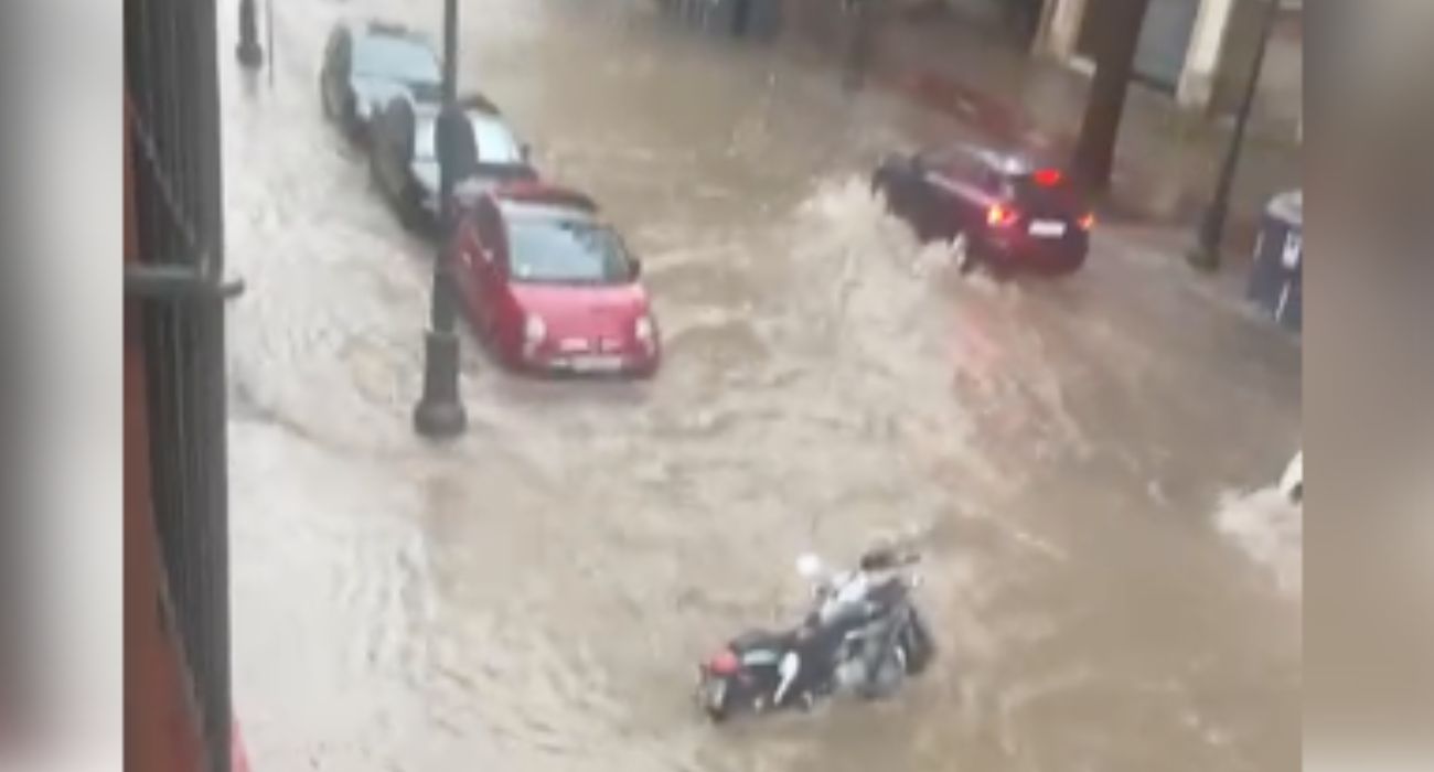 Así se ha inundado la calle Ancha en Jerez.