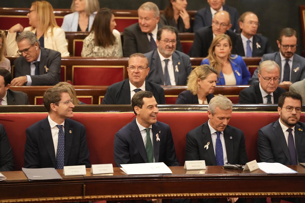 Moreno, presidente de la Junta, junto a los presidentes del PP y Pere Aragonès.