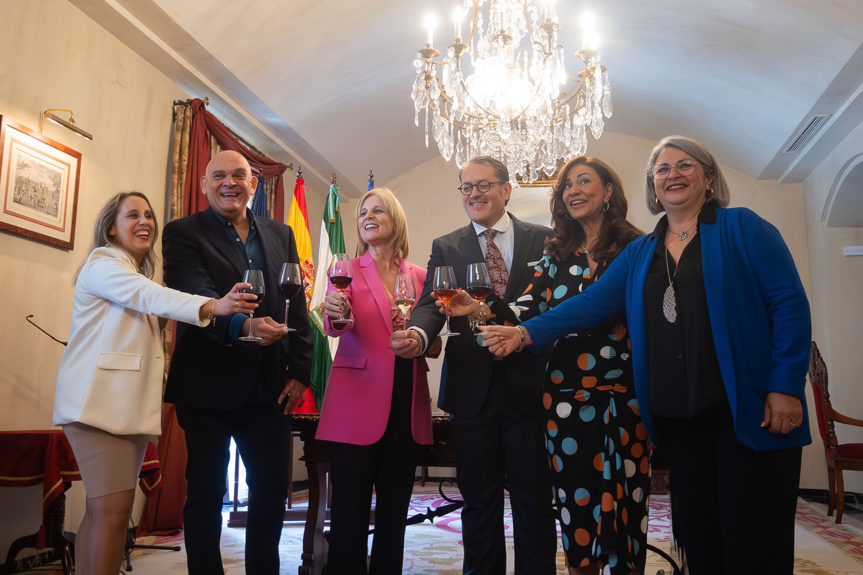 La alcaldesa, con los Reyes Magos, Cartera Real y la presidenta de la Asociación de Reyes Magos.