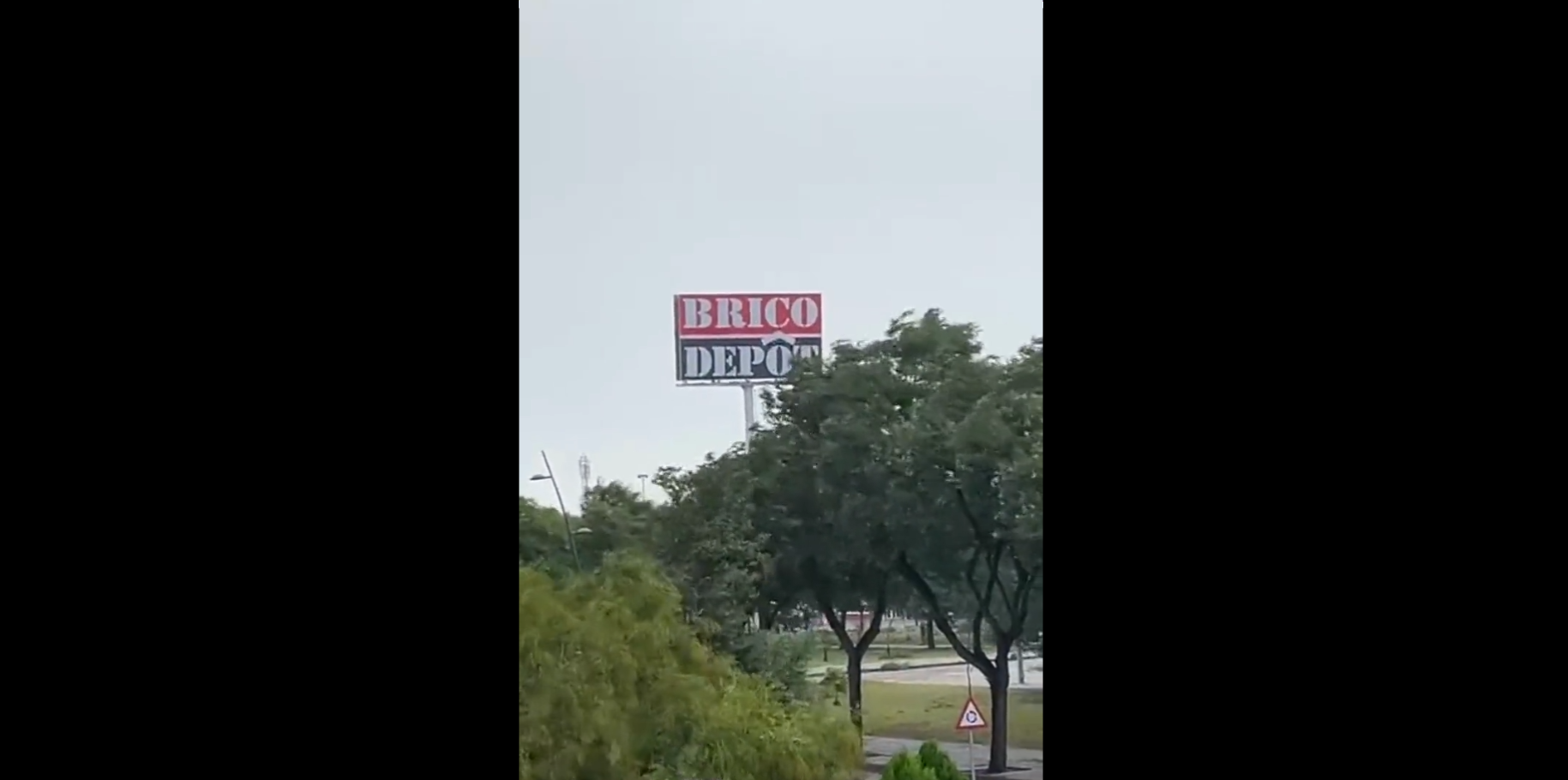 El cartel de BricoDepot que ha caído en Jerez. El cartel de BricoDepot que ha caído en Jerez.