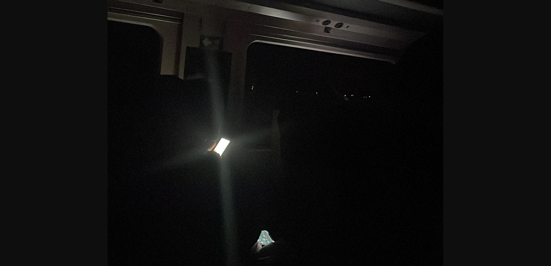 Una pasajera en el tren entre Cádiz y Sevilla, después de que se quedara sin luz.