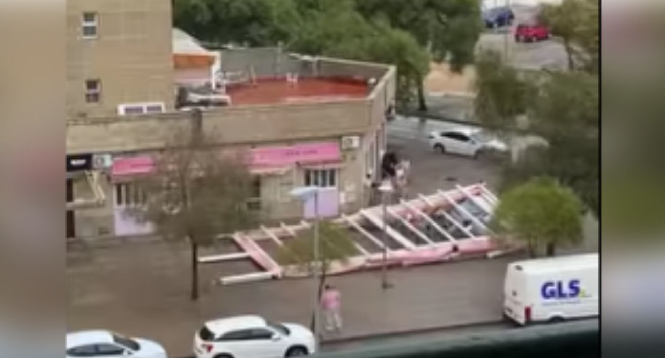 La terraza de la cafetería Dulcinea, derribada por el viento.