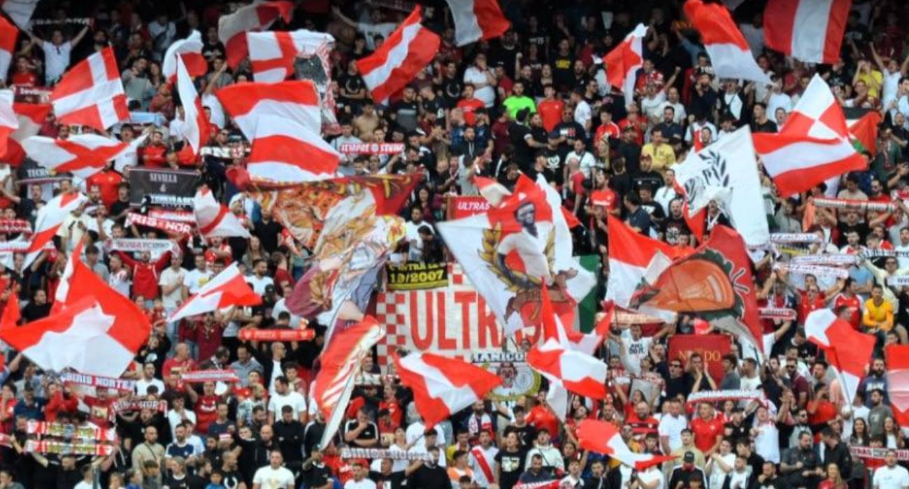La Grada Norte del Sánchez Pizjuán donde se sitúan los ultras del Sevilla FC. La Grada Norte del Sánchez Pizjuán donde se sitúan los ultras del Sevilla FC.