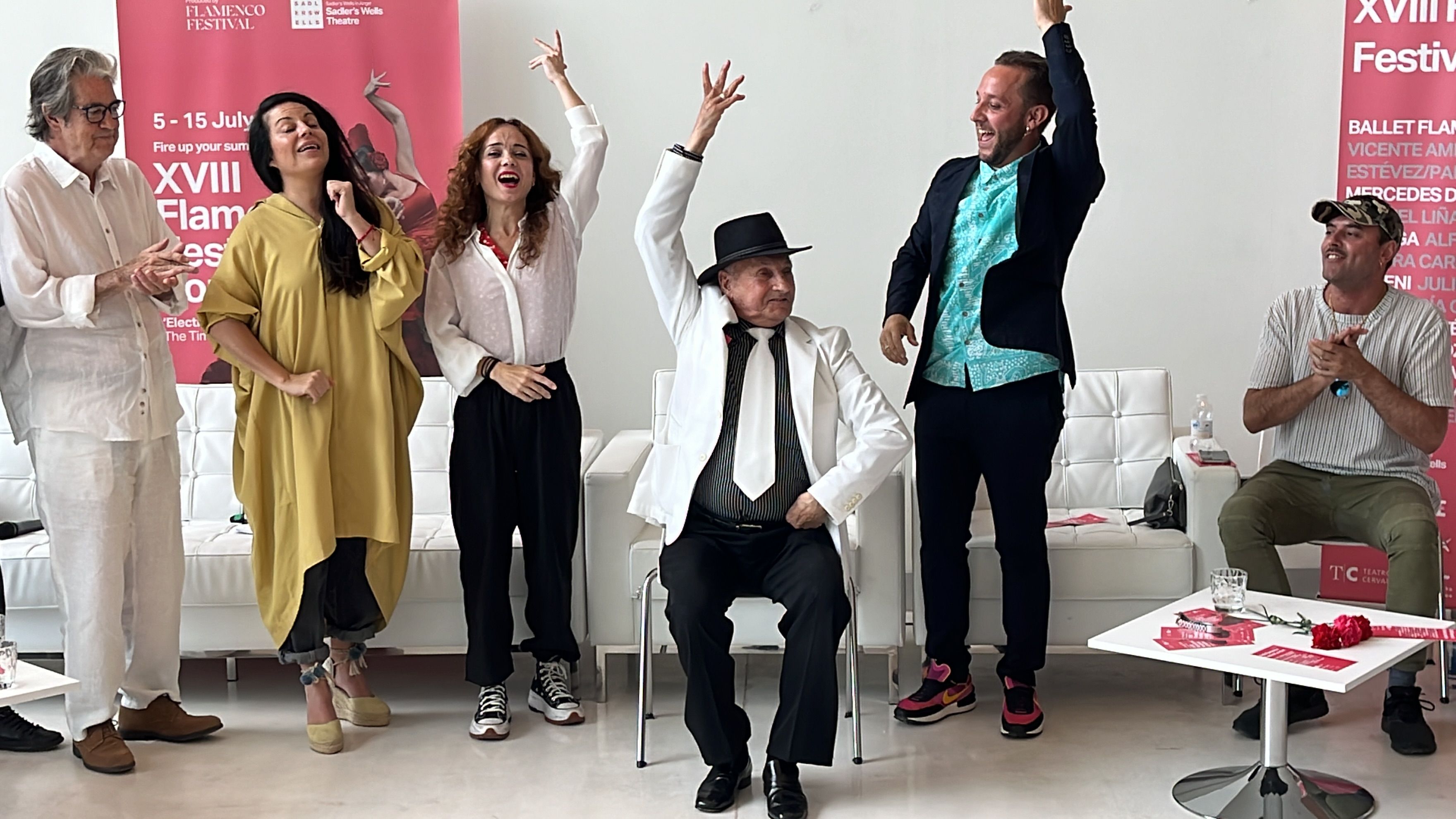 Carrete de Málaga, acompañado por Olga Pericet, Manuel Liñán, Mercedes de Córdoba, Álvaro Romero y Rafael Riqueni, durante la presentación del Flamenco Festival de Londres