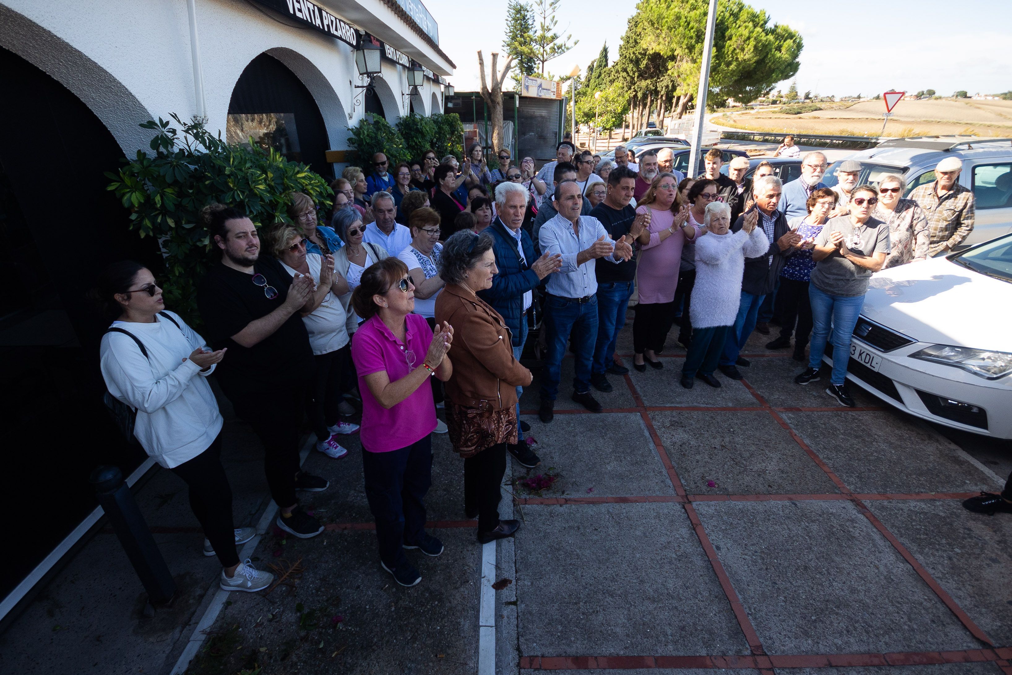 Vecinos de la pedanía de Cuartillos protestando contra los cortes de luz, en una imagen de archivo.