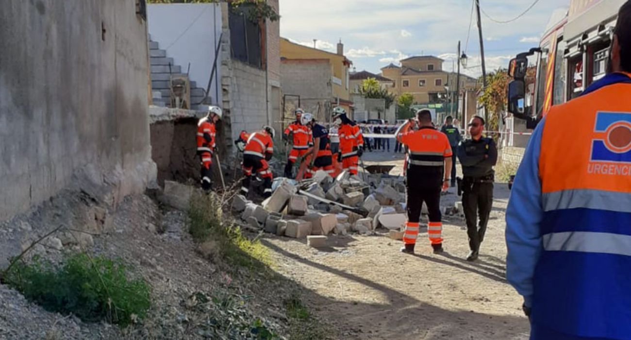 Equipos de emergencia, trabajando en el lugar donde un trabajador ha perdido la vida. Equipos de emergencia, trabajando en el lugar donde un trabajador ha perdido la vida.