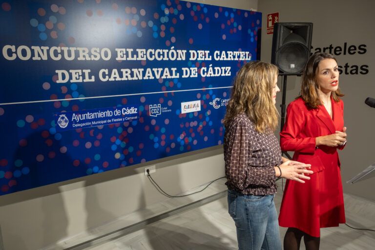 Las concejalas Maite González y Beatriz Gandullo, en la Casa del Carnaval.