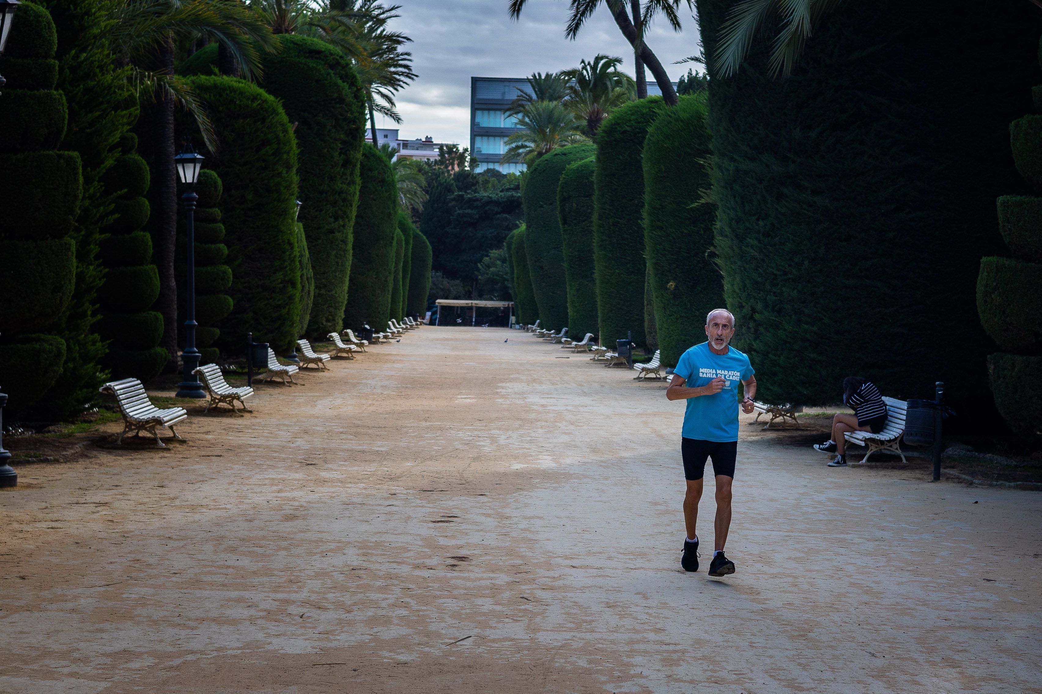 Un hombre corre por el Parque Genovés de Cádiz, uno de los cerrados por el Ayuntamiento.