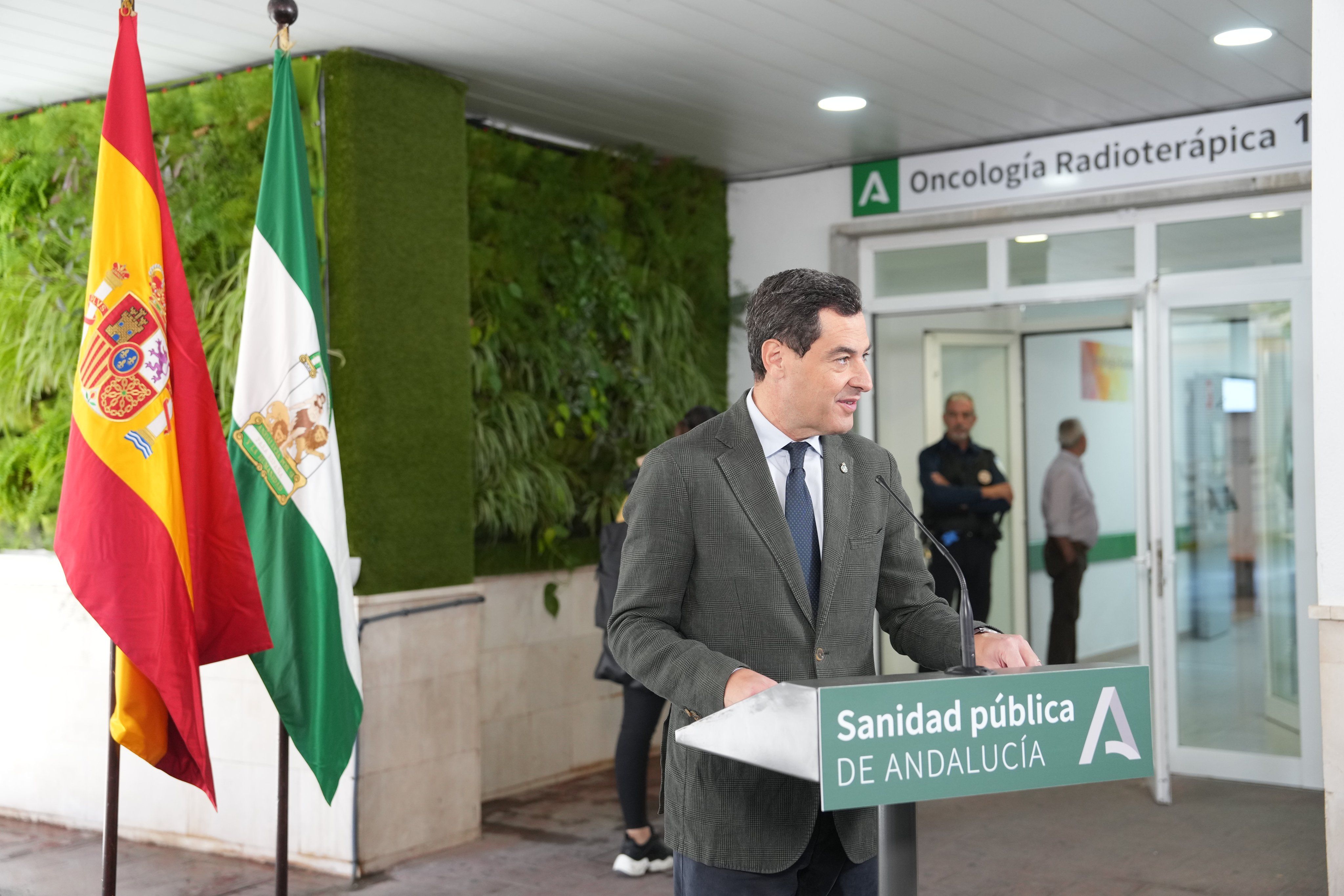 Juanma Moreno en el Hospital Virgen del Rocío. Juanma Moreno en el Hospital Virgen del Rocío.
