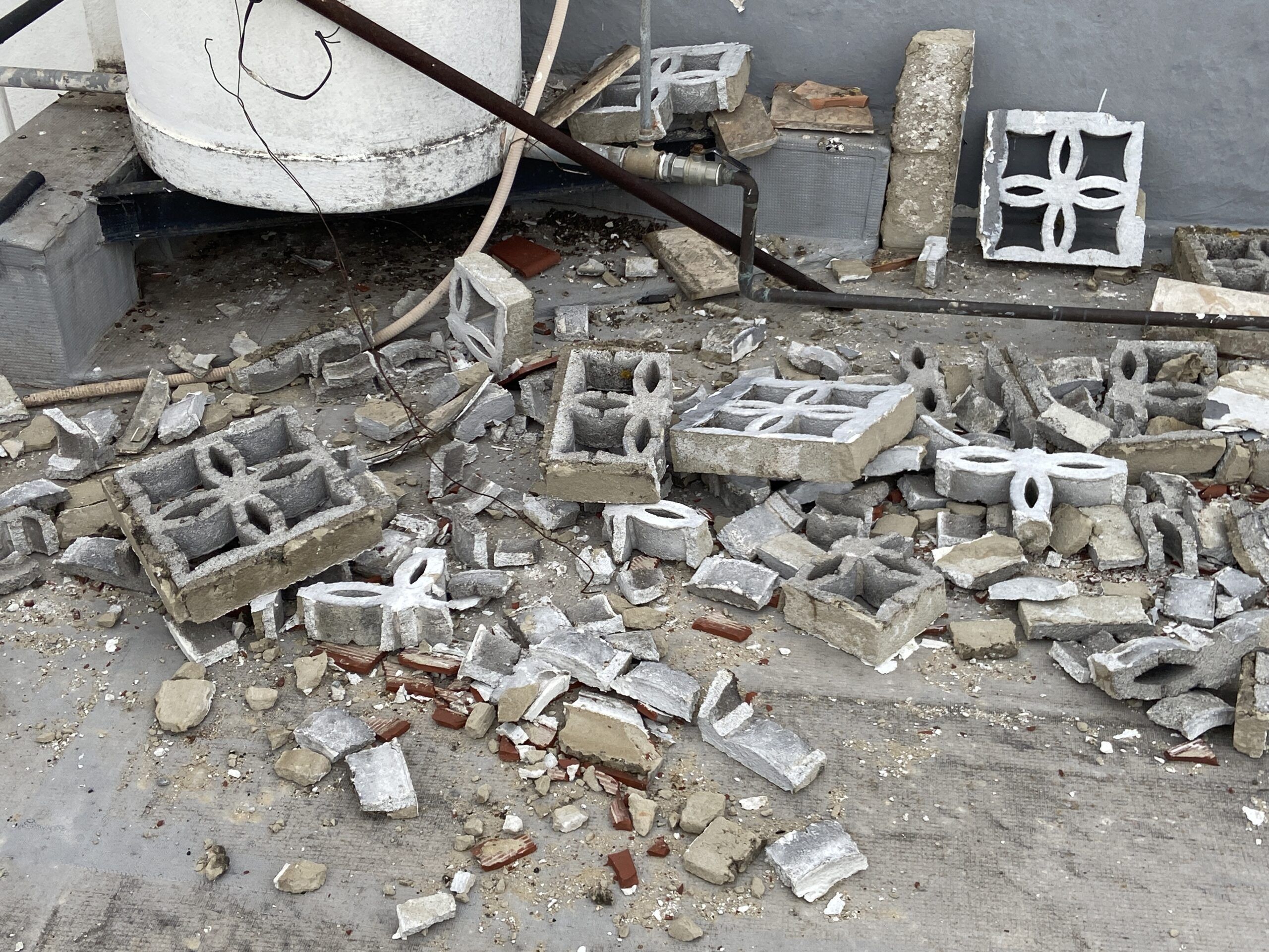 Restos de un muro caído.