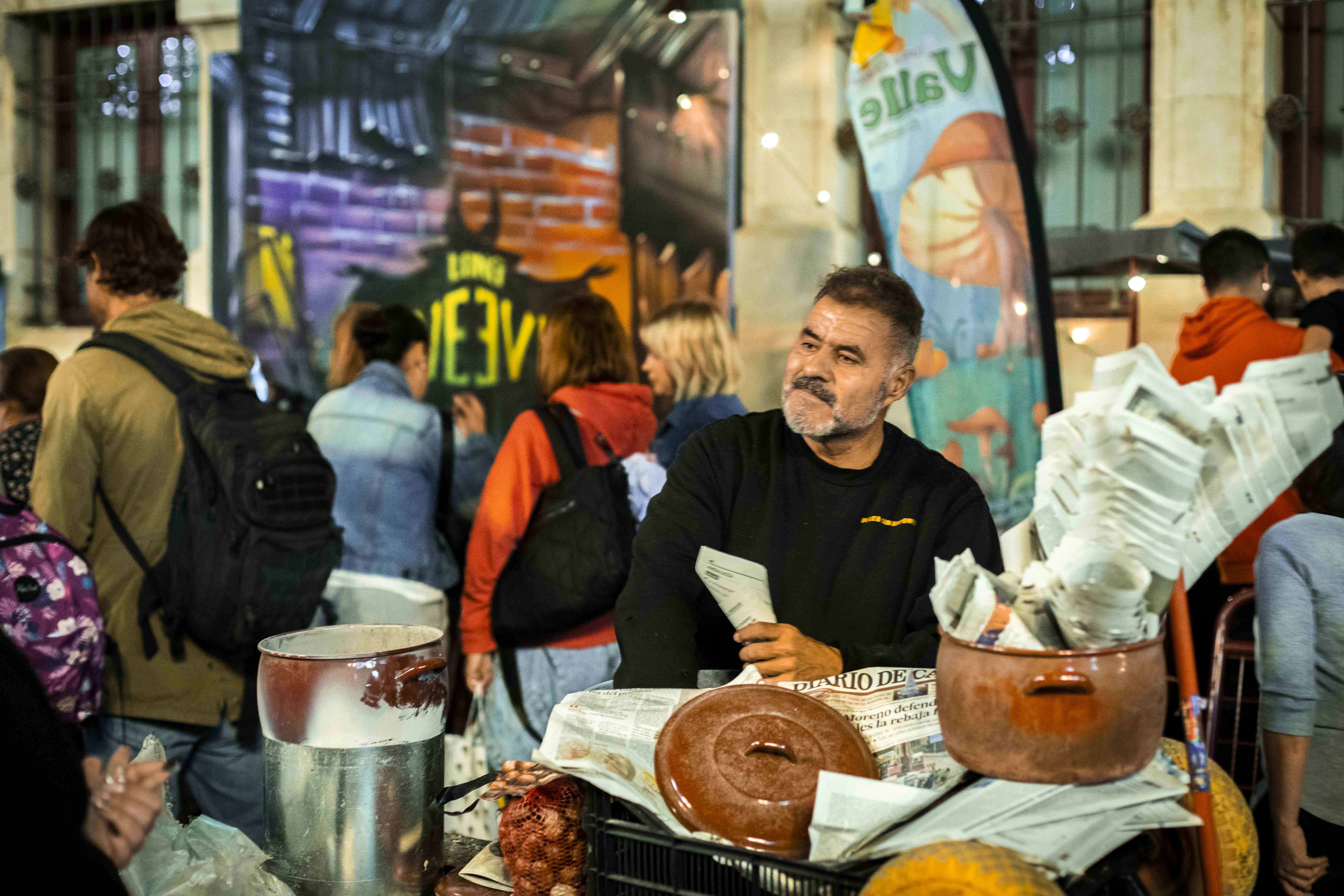 Uno de los pocos puestos de castañas asadas, ante las colas de niños que esperan para maquillarse de Halloween.   GERMÁN MESA