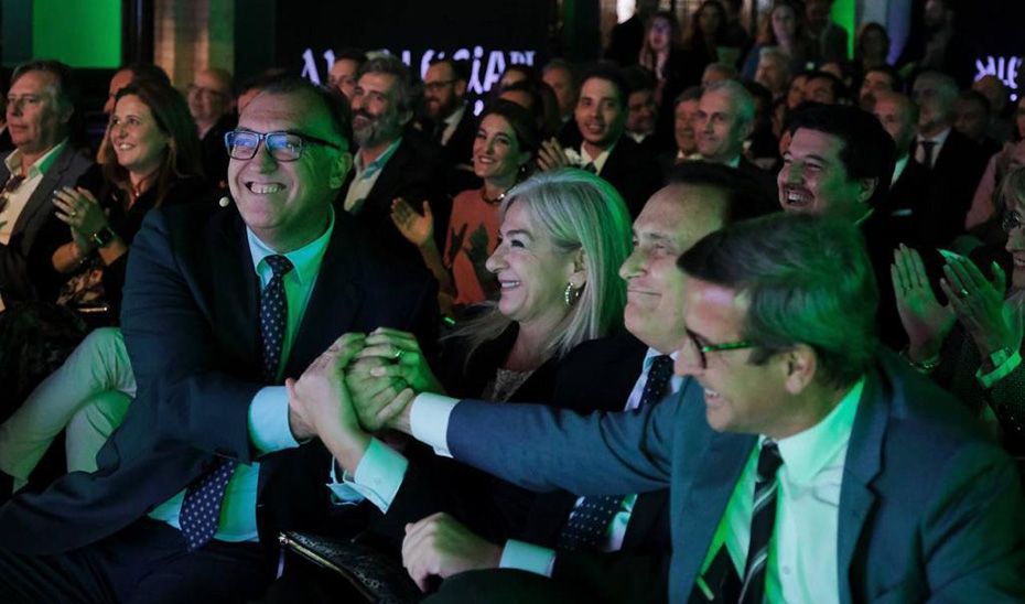 El consejero de Turismo, Arturo Bernal, recibe la felicitación de los consejeros de Desarrollo Educativo, Patricia del Pozo; Universidad, José Carlos Gómez Villamandos, e Industria, Jorge Paradela.