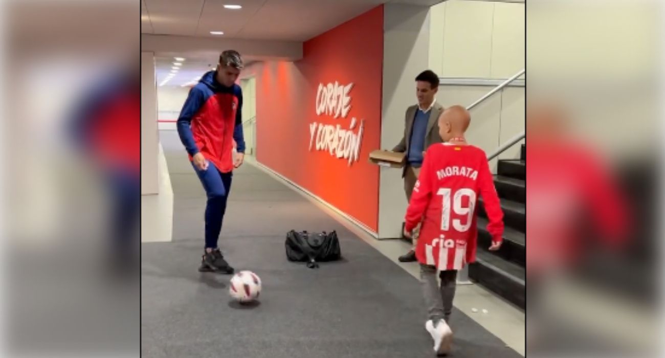 María, dando unos toques al balón con Álvaro Morata. María, dando unos toques al balón con Álvaro Morata.