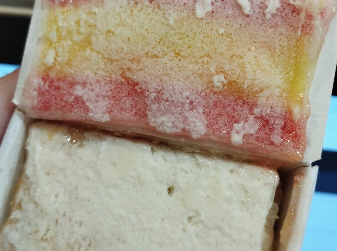 La bandera de España, despegada del pastel repartido en la jura de Leonor.