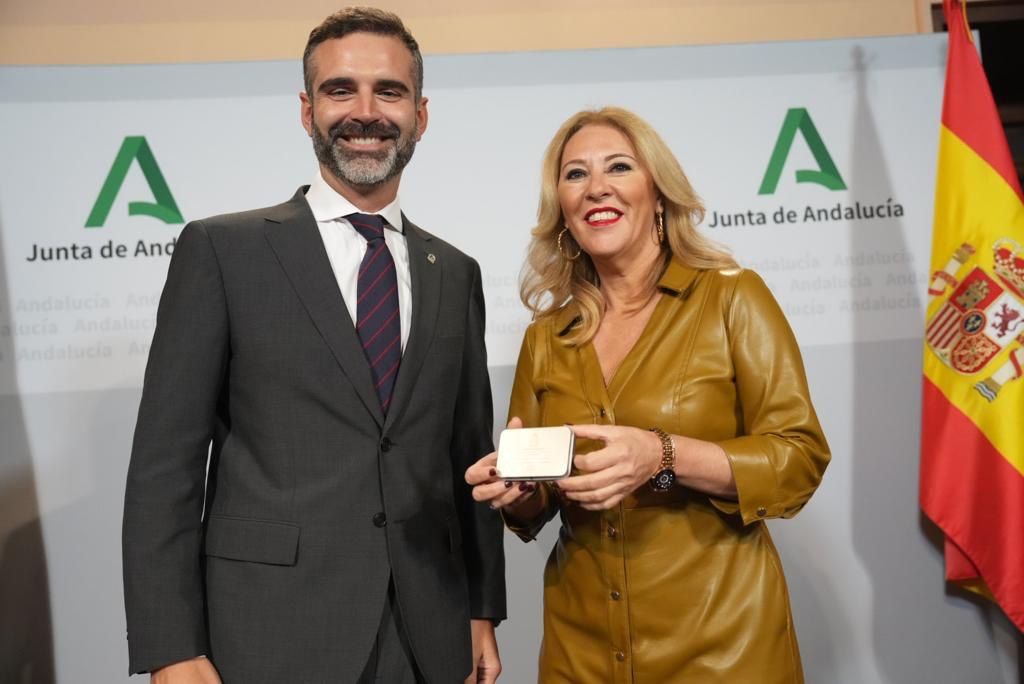 Fernández-Pacheco y Carolina España, en la presentación de los Presupuestos de Andalucía para 2024. Fernández-Pacheco y Carolina España, en la presentación de los Presupuestos de Andalucía para 2024.