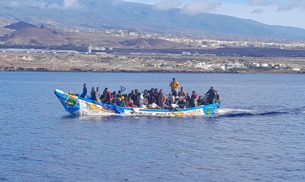Migrantes llegando en patera a Canarias para entrar en España.