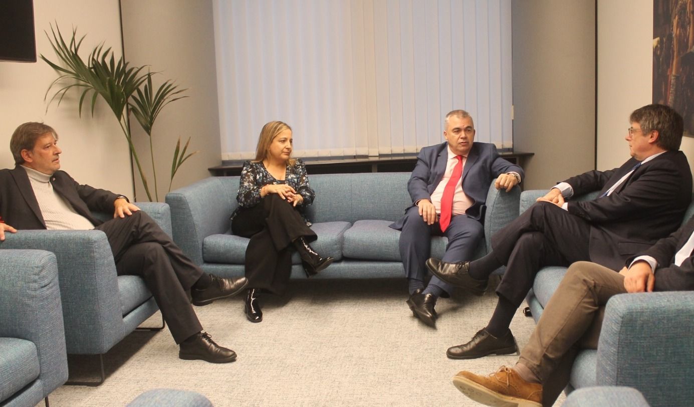 Santos Cerdán, número 3 del PSOE, reunido con Puigdemont.