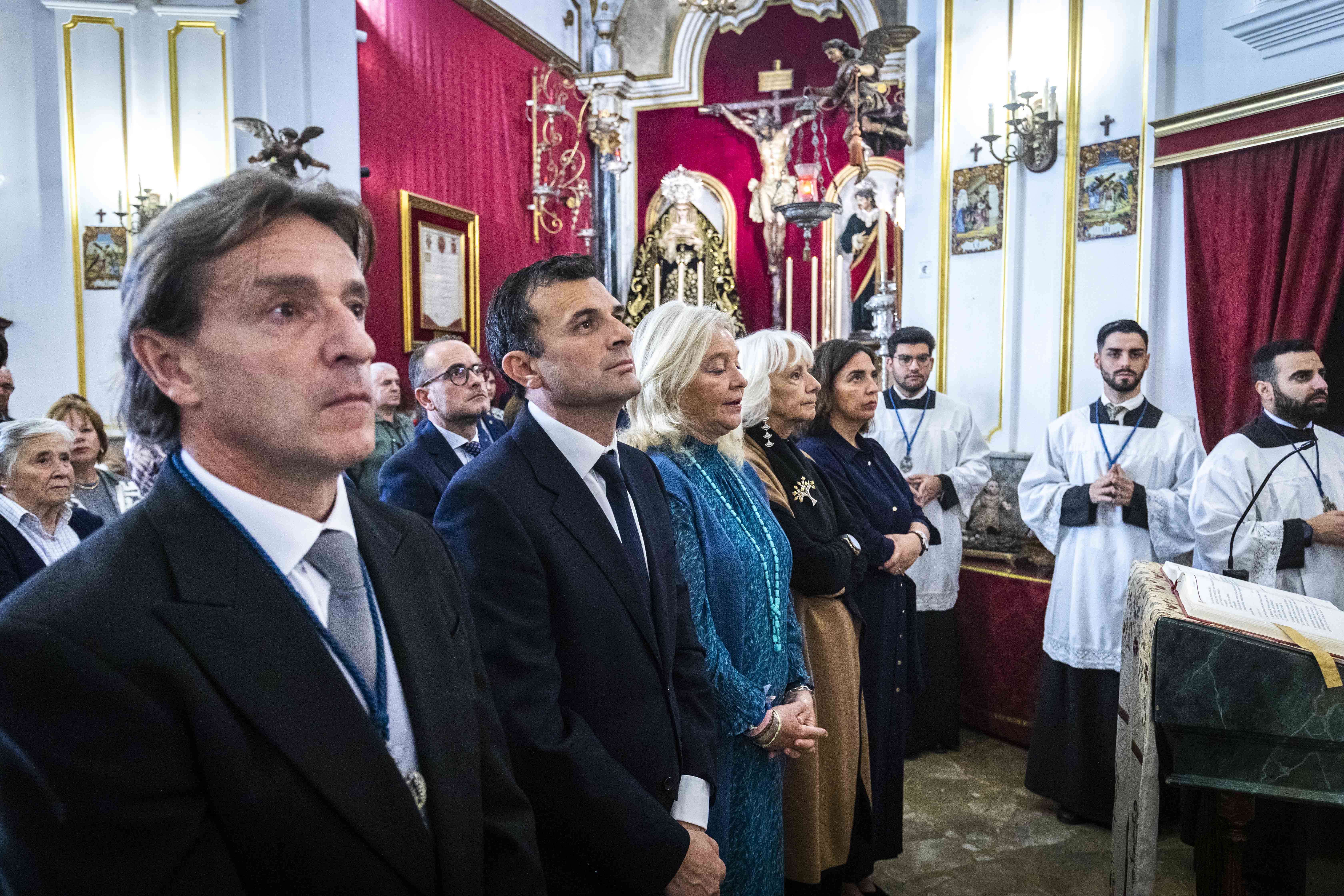 Responsables de la cofradía viñera y de las instituciones públicas, en la misa.   GERMÁN MESA
