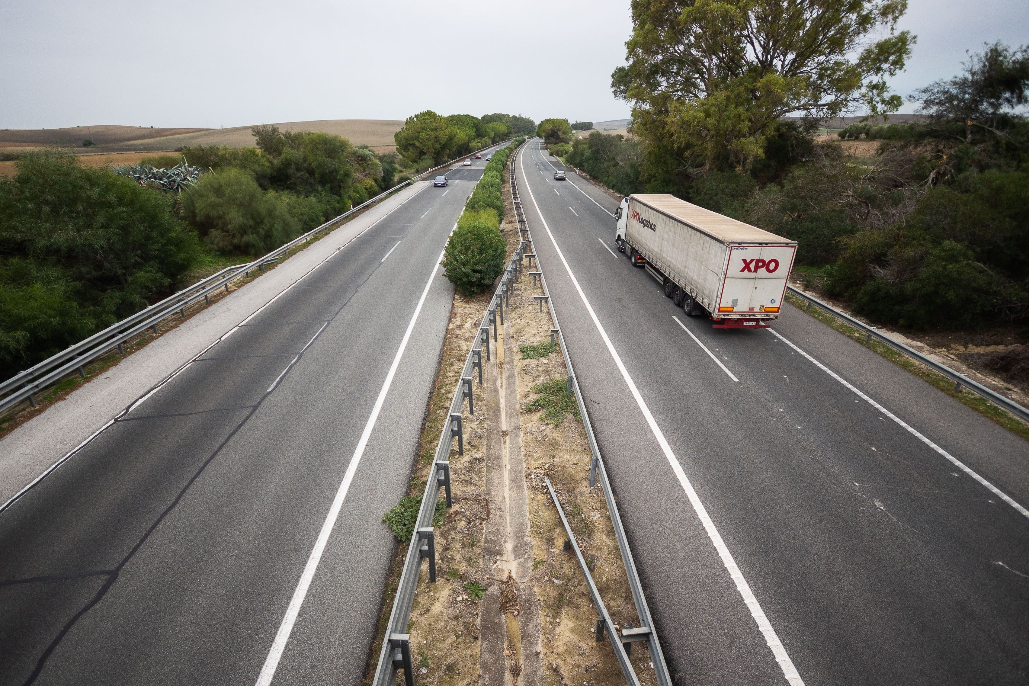 Atascos en la autopista Cádiz-Sevilla. Un camión circula por la AP4, en una imagen de archivo. Atascos en la autopista Cádiz-Sevilla. Un camión circula por la AP4, en una imagen de archivo.