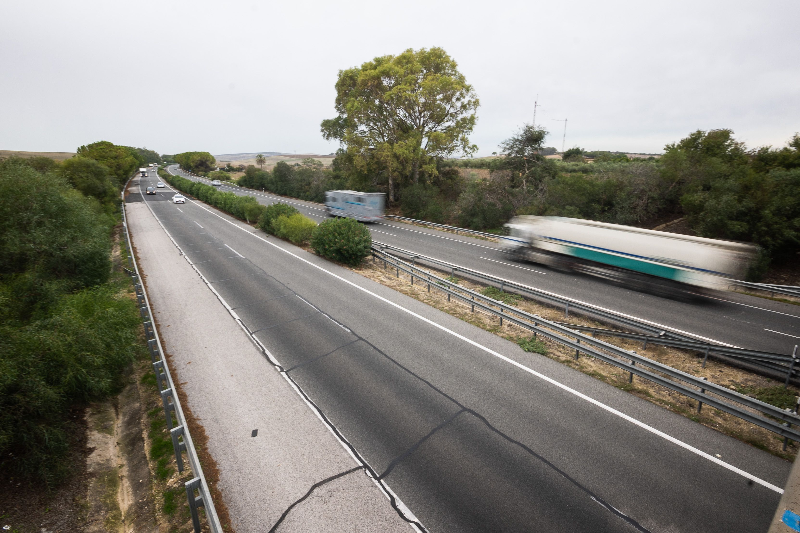 La autopista que une Sevilla y Cádiz, una de las mejoras de conexiones que reclama la Diputación.