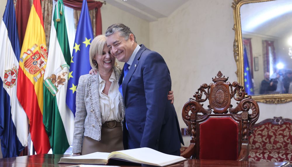 La alcaldesa de Jerez, María José García-Pelayo, y Antonio Sanz, consejero de Presidencia de la Junta, este viernes en el Ayuntamiento.