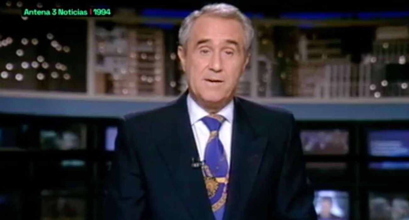 José María Carrascal, presentando un informativo en 'Antena 3'. José María Carrascal, presentando un informativo en 'Antena 3'.