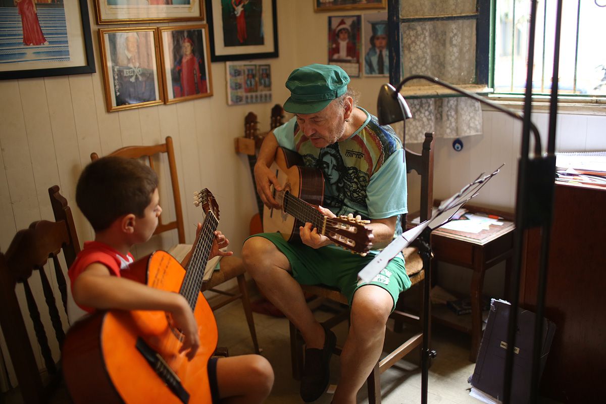 Un momento de una clase del maestro Balao en su academia de la calle Gaspar Fernández. FOTO: JUAN CARLOS TORO.