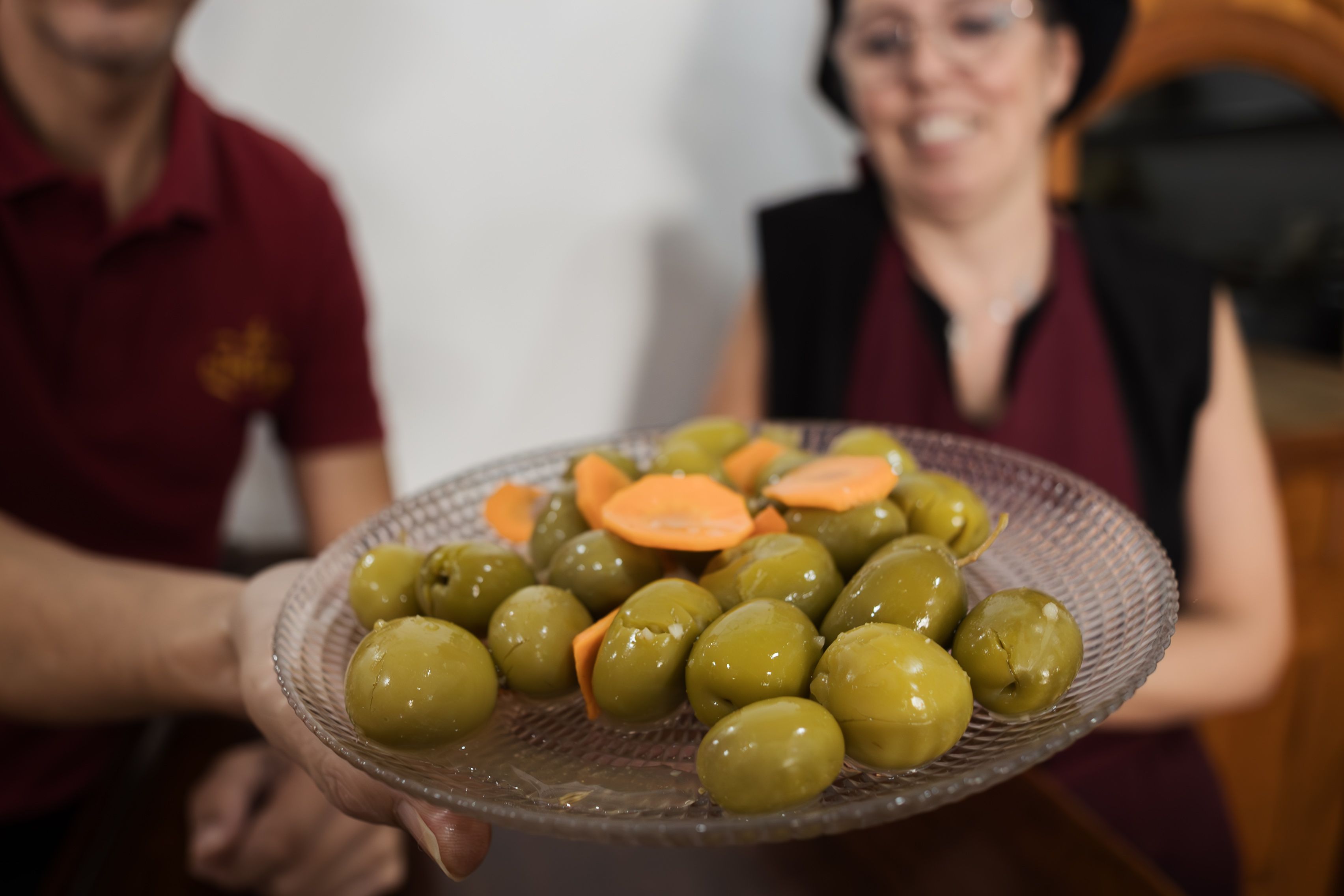 Un plato de aceitunas aliñadas.