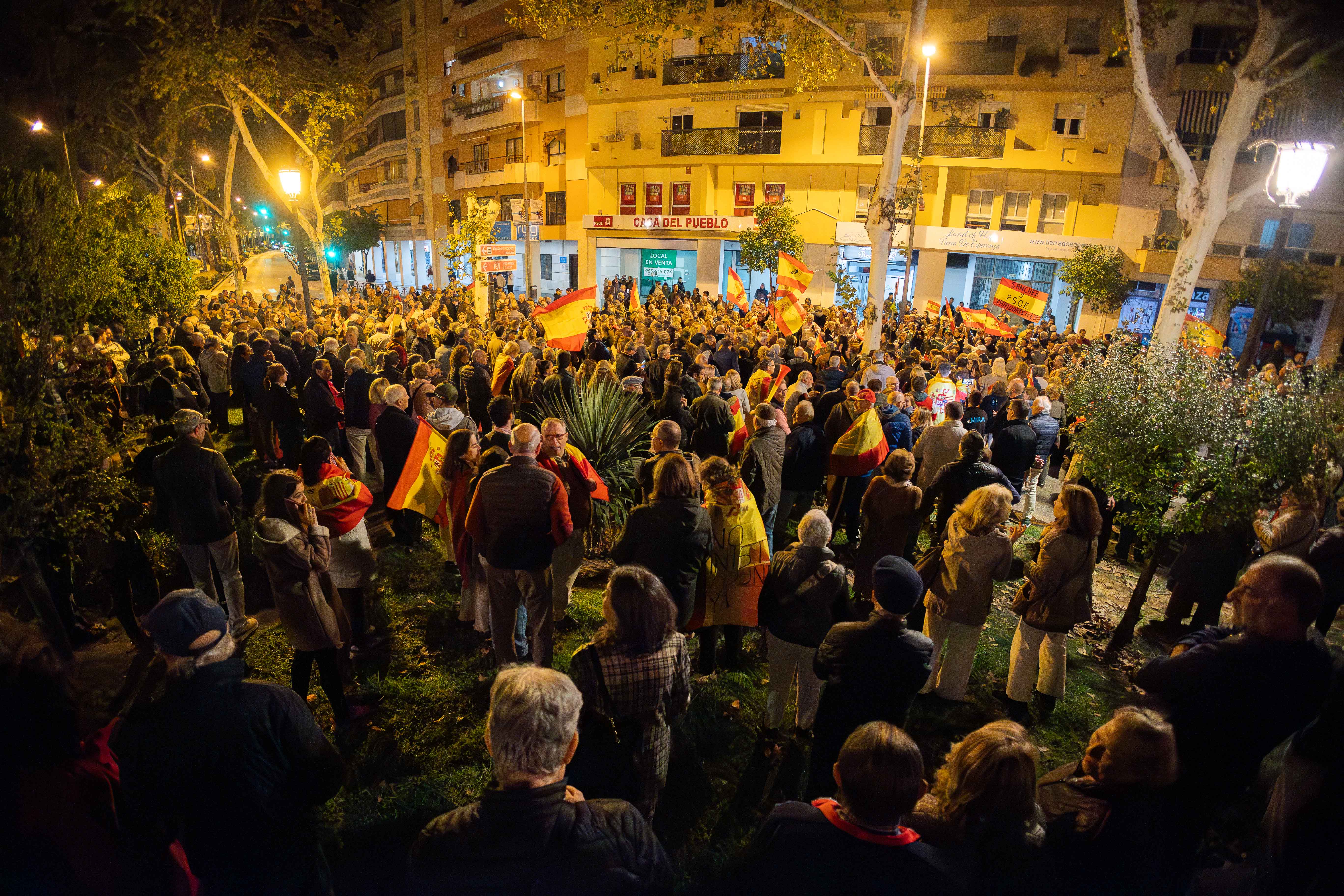 Concentración contra Pedro Sánchez ante la sede del PSOE de Jerez, en la tarde-noche de este lunes. Concentración contra Pedro Sánchez ante la sede del PSOE de Jerez, en la tarde-noche de este lunes.